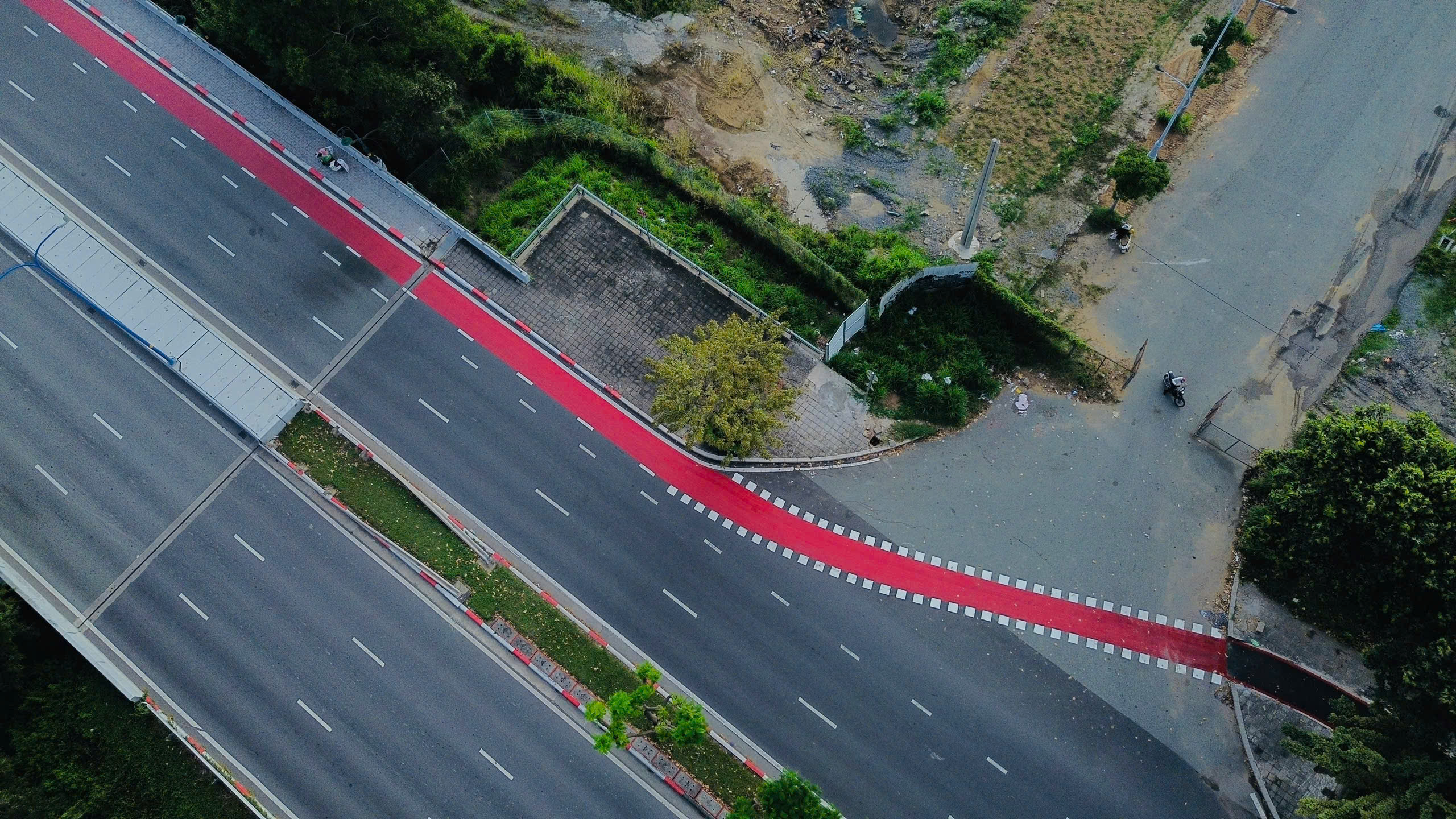 Ngắm làn đường dành cho xe đạp đầu tiên tại TP.HCM- Ảnh 4. Ngắm làn đường dành cho xe đạp đầu tiên tại TP.HCM- Ảnh 4.