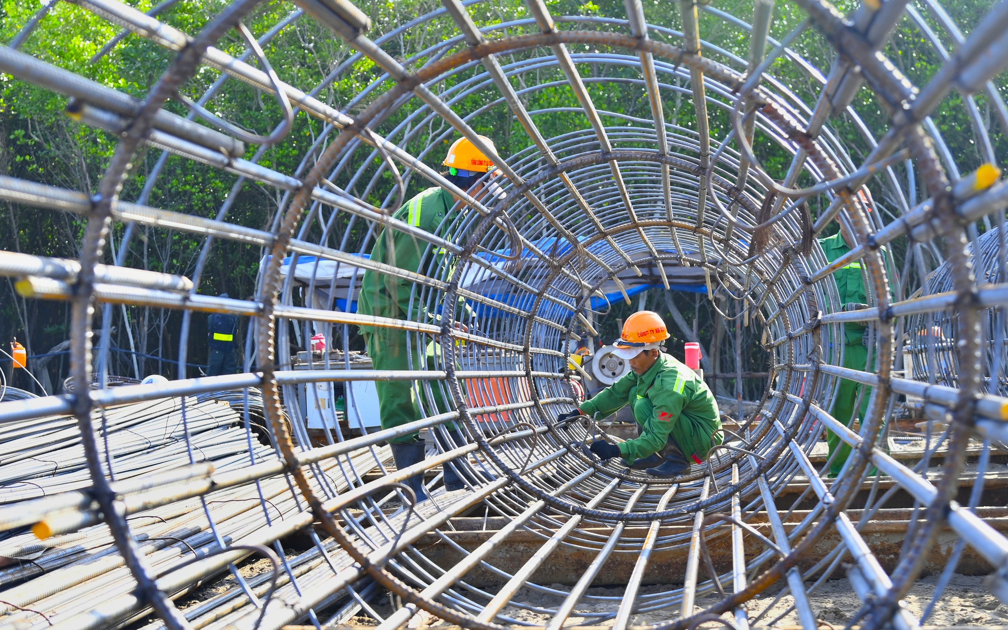 Nhộn nhịp thi c&ocirc;ng cao tốc C&agrave; Mau - Đất Mũi, đường ra đảo H&ograve;n Khoai