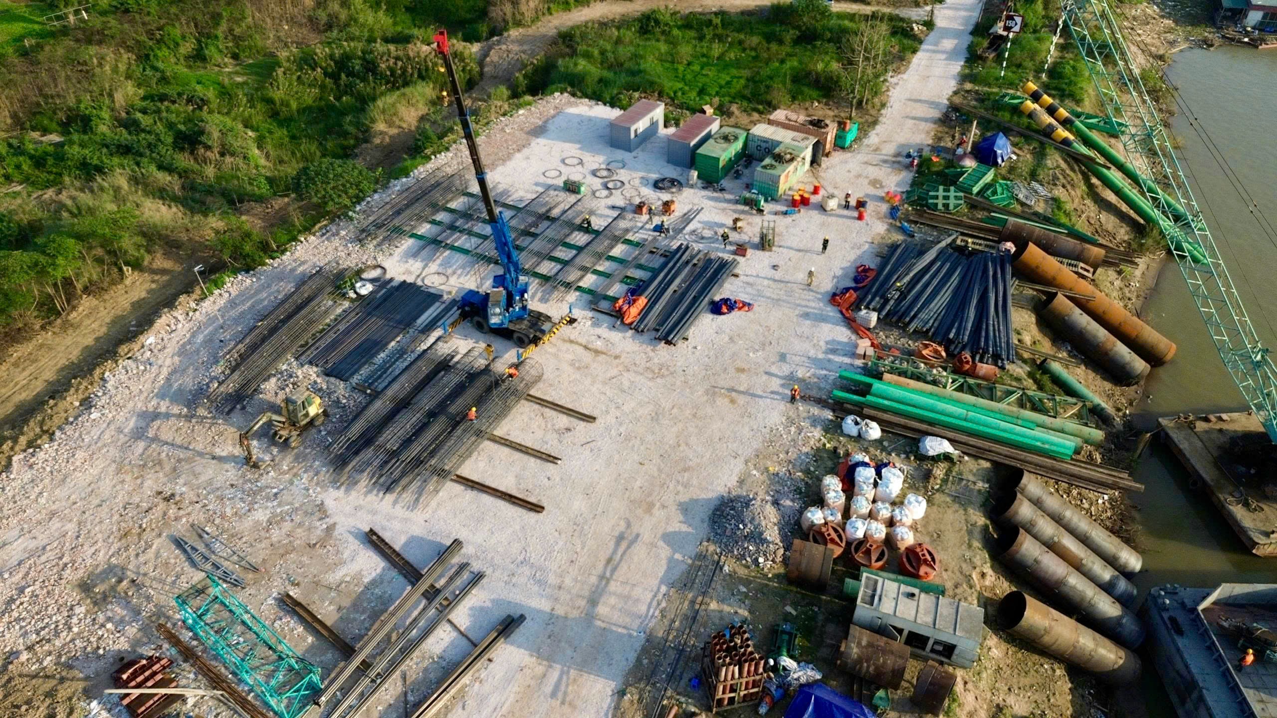 Nhộn nhịp c&ocirc;ng trường cầu Trần Hưng Đạo vượt s&ocirc;ng Hồng những ng&agrave;y cuối năm- Ảnh 8.