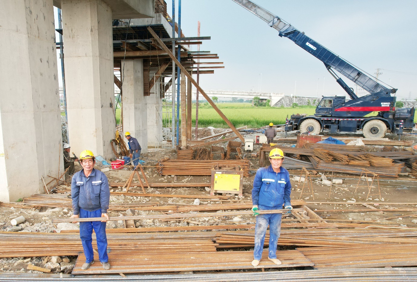 Kh&ocirc;ng nghỉ tết Dương lịch, c&ocirc;ng nh&acirc;n tăng ca đẩy nhanh tiến độ cao tốc Cao Bồ - Mai Sơn- Ảnh 2.