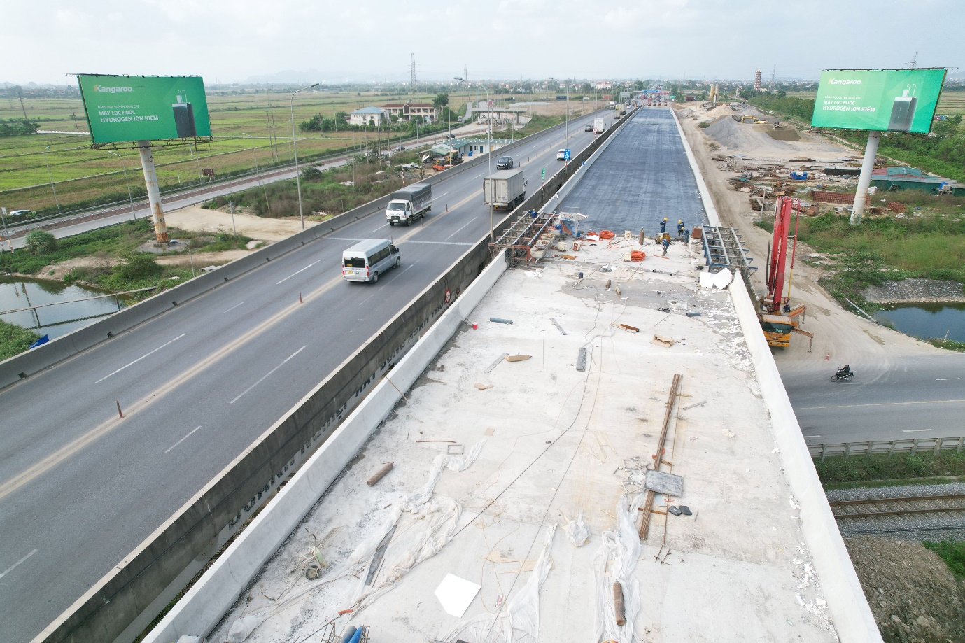Kh&ocirc;ng nghỉ tết Dương lịch, c&ocirc;ng nh&acirc;n tăng ca đẩy nhanh tiến độ cao tốc Cao Bồ - Mai Sơn- Ảnh 3.