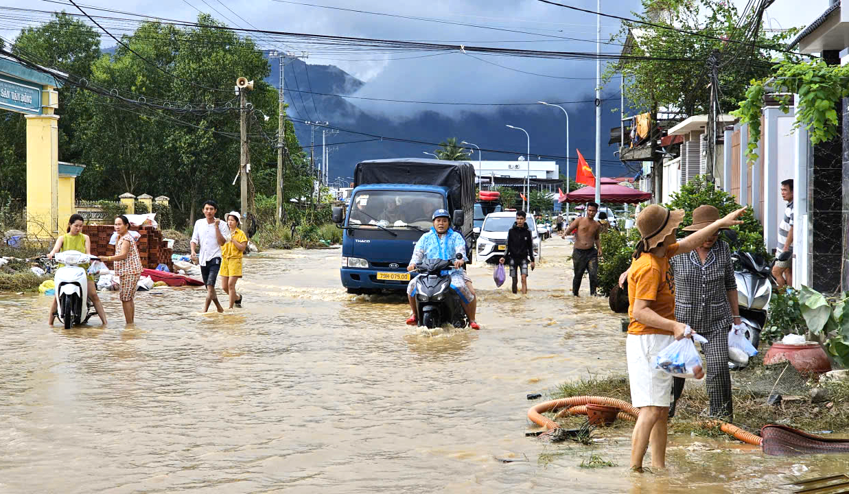 Kh&aacute;nh H&ograve;a hỗ trợ người d&acirc;n chưa c&oacute; đăng k&yacute; cư tr&uacute; bị thiệt hại nặng nề do b&atilde;o lũ- Ảnh 2.