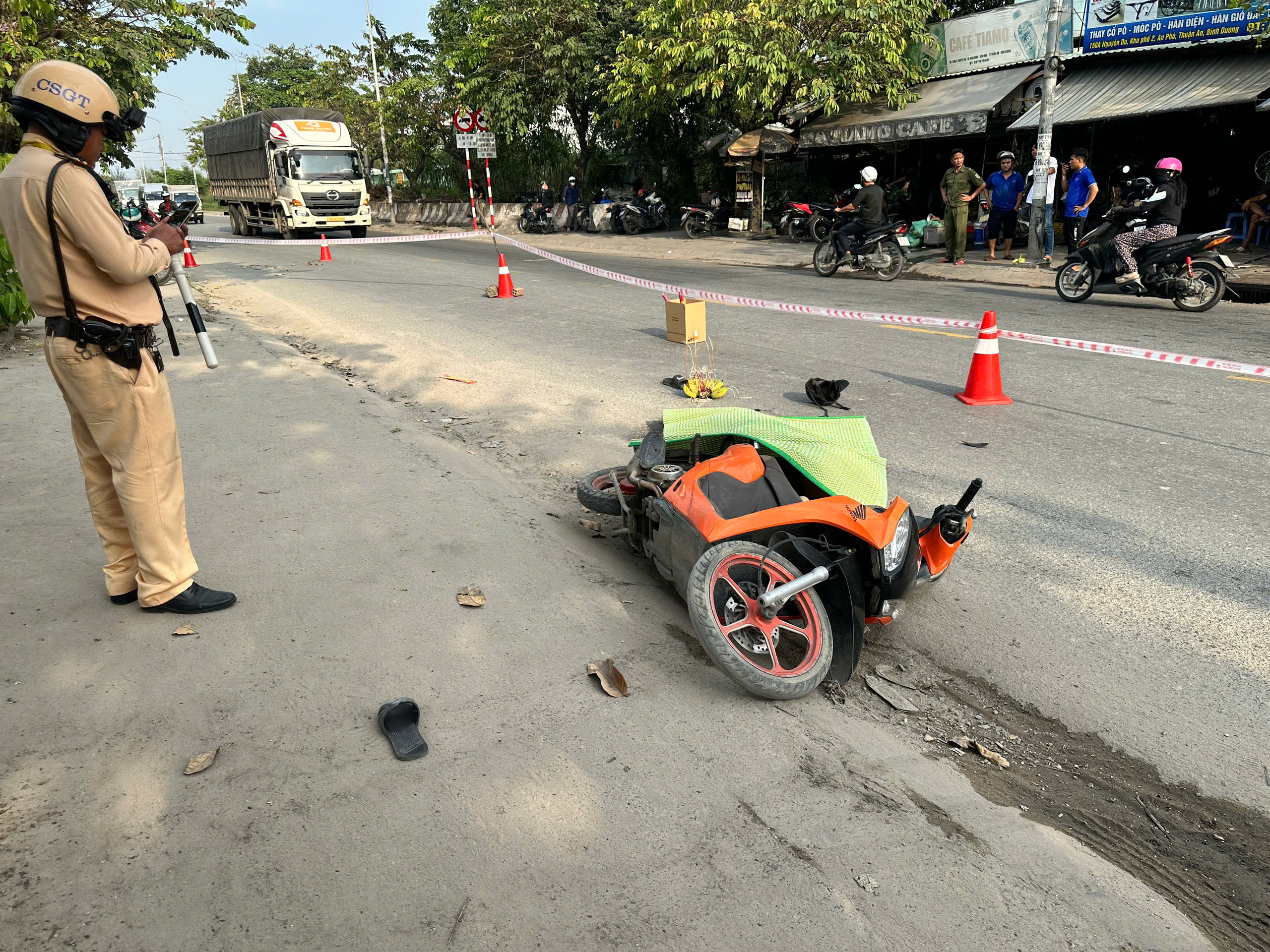 TP.HCM: Trượt c&aacute;t tr&ecirc;n đường, nam c&ocirc;ng nh&acirc;n bị xe tải c&aacute;n tử vong- Ảnh 1.