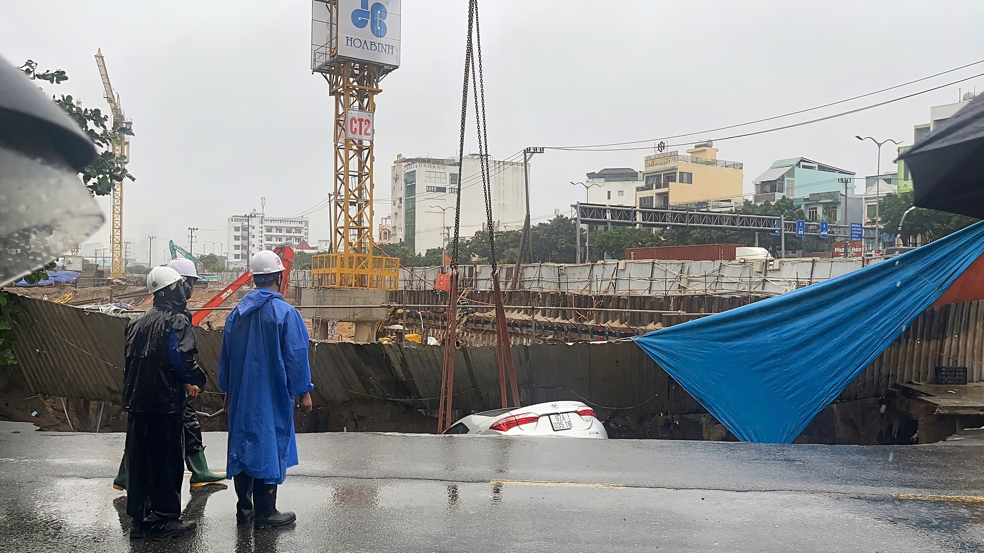 X&aacute;c định nguy&ecirc;n nh&acirc;n đường phố ở Đ&agrave; Nẵng nuốt chửng 2 &ocirc; t&ocirc;- Ảnh 1.