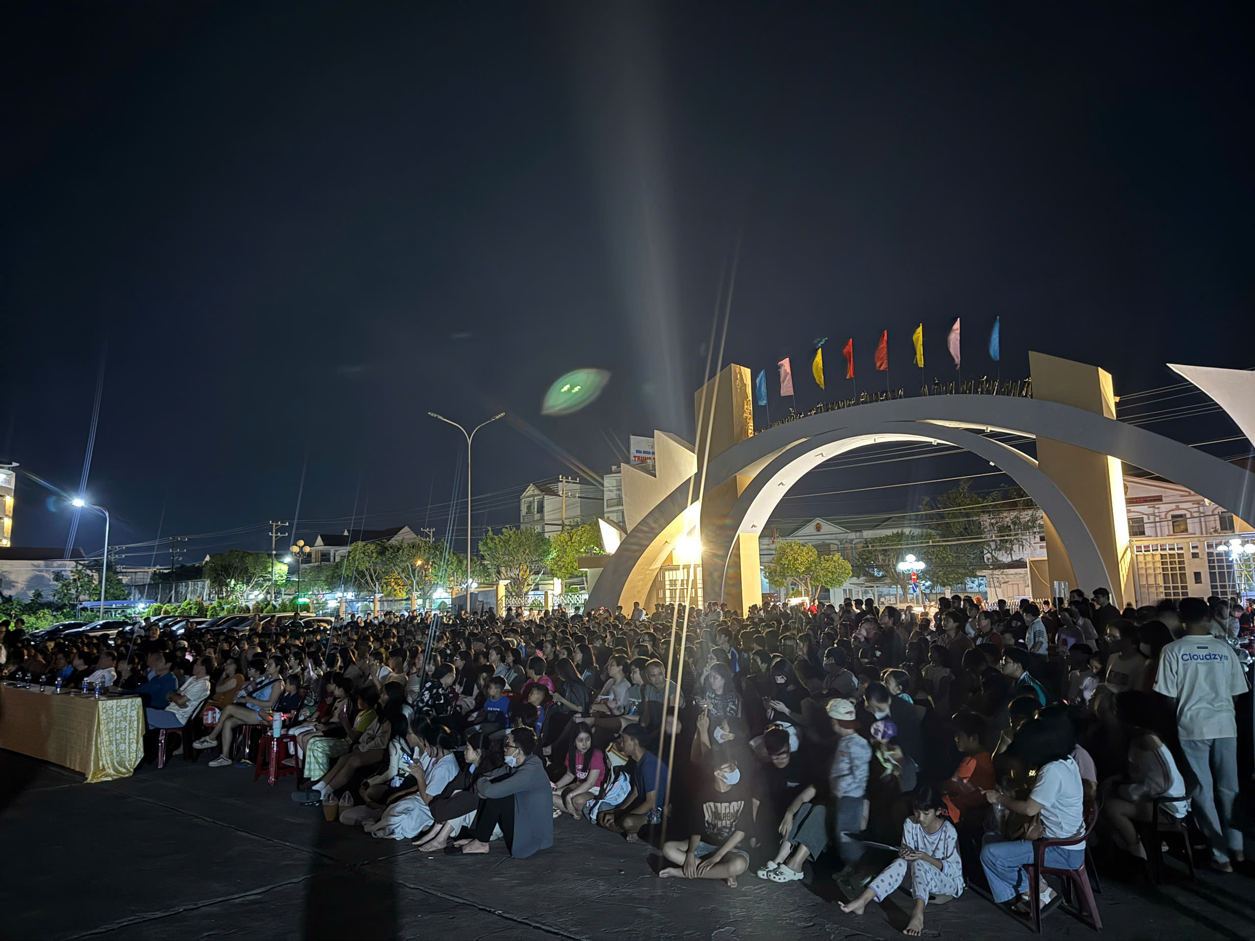 1.600 người d&acirc;n An Giang h&aacute;o hức thưởng thức phim "Mưa đỏ" miễn ph&iacute;- Ảnh 2.