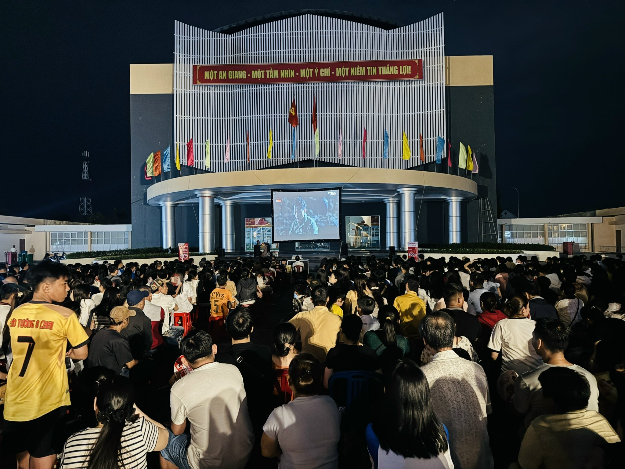 1.600 người d&acirc;n An Giang h&aacute;o hức thưởng thức phim "Mưa đỏ" miễn ph&iacute;- Ảnh 3.