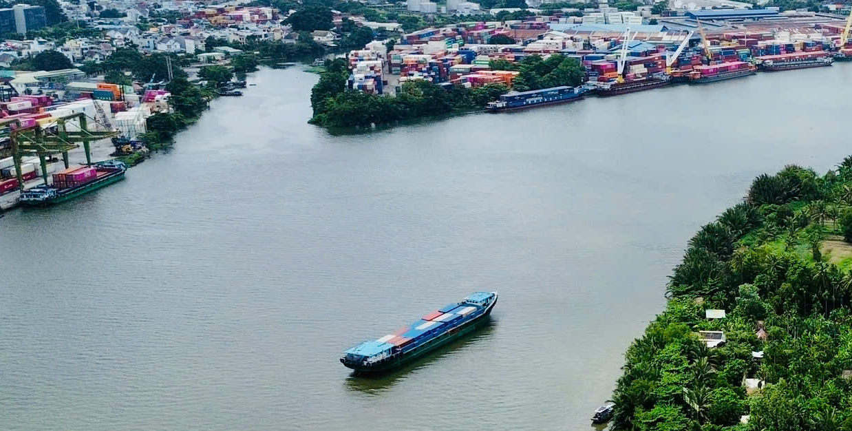 TP.HCM siết chặt quản l&yacute; h&agrave;nh lang s&ocirc;ng, triển khai phương &aacute;n ứng ph&oacute; sạt lở- Ảnh 1.