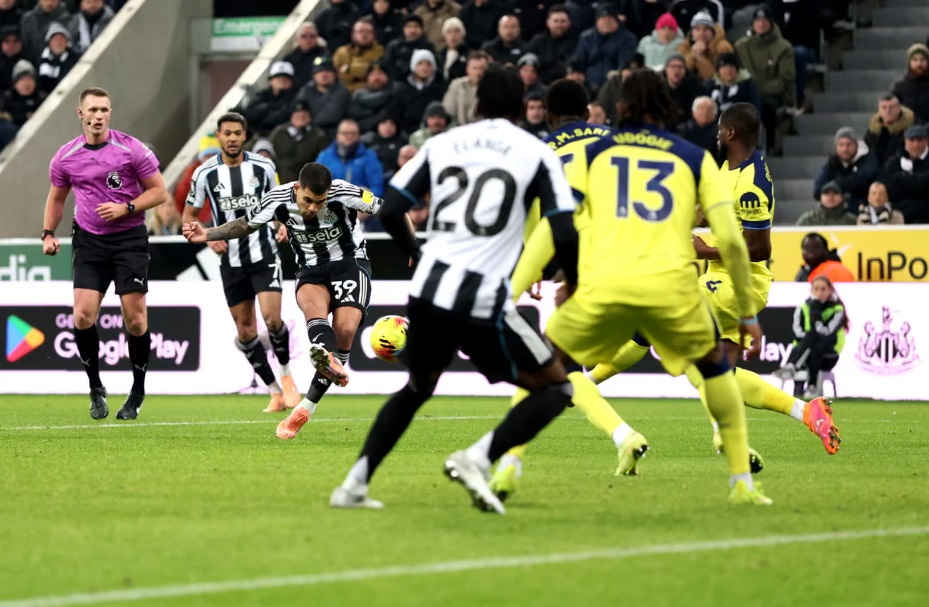 Romero lập c&uacute; đ&uacute;p, Tottenham tho&aacute;t thua trước Newcastle- Ảnh 1.