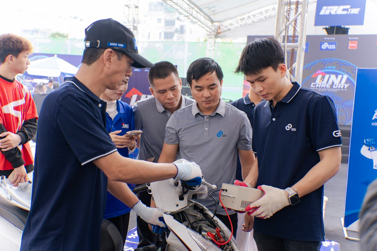 GS Việt Nam đồng h&agrave;nh c&ugrave;ng sinh vi&ecirc;n C&ocirc;ng nghệ Giao th&ocirc;ng vận tải kiểm tra ắc quy miễn ph&iacute;- Ảnh 1.