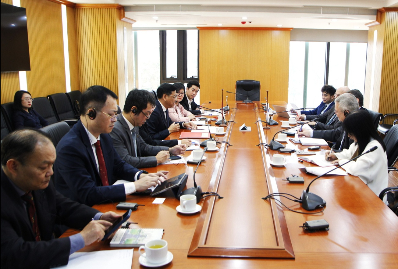 C&aacute;c Cục, Vụ thuộc Bộ sẽ tiếp tục trao đổi, l&agrave;m việc cụ thể với Đại sứ qu&aacute;n v&agrave; Thương vụ Phần Lan để x&uacute;c tiến c&aacute;c hoạt động hợp t&aacute;c cụ thể giữa hai b&ecirc;n trong thời gian tới.