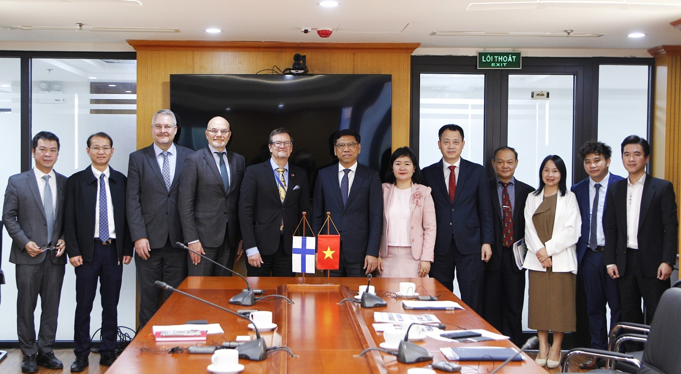 L&atilde;nh đạo Bộ X&acirc;y dựng chụp ảnh lưu niệm với Đo&agrave;n c&ocirc;ng t&aacute;cA của Đại sứ qu&aacute;n v&agrave; Thương vụ Phần Lan.