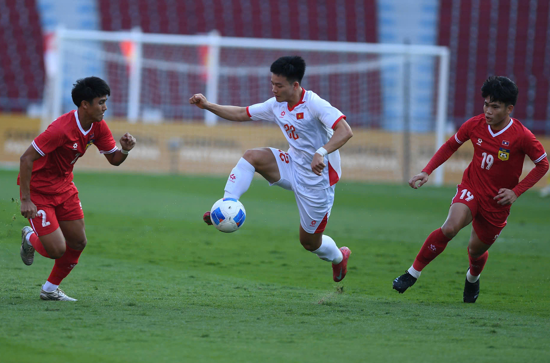 U22 Việt Nam thắng Lào trong trận ra quân SEA Games 33- Ảnh 2. U22 Việt Nam thắng Lào trong trận ra quân SEA Games 33- Ảnh 2.