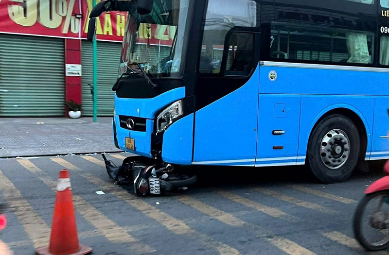 Hiện trường vụ tai nạn giữa &ocirc; t&ocirc; kh&aacute;ch v&agrave; xe m&aacute;y khiến 1 người tử vong.