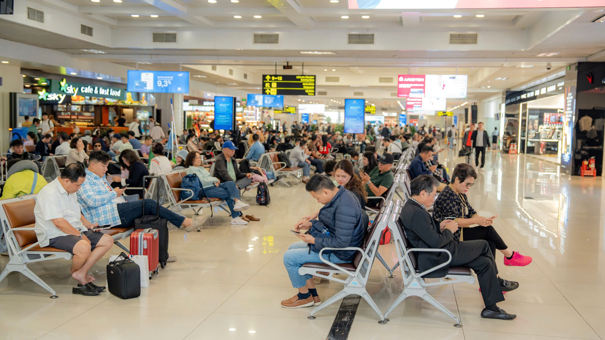 S&acirc;n bay Nội B&agrave;i dự kiến đ&oacute;n gần 115.000 lượt kh&aacute;ch trong ng&agrave;y cao điểm dịp Tết Dương lịch- Ảnh 2.
