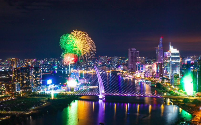 TP.HCM: Hoàn thiện trận địa pháo hoa, sẵn sàng đón năm mới 2026- Ảnh 16. TP.HCM: Điều chỉnh giao thông nhiều tuyến đường phục vụ bắn pháo hoa chào năm mới