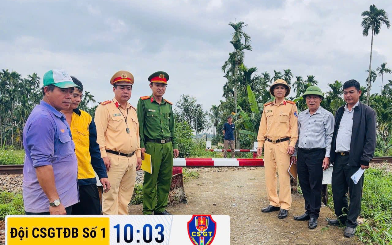 Quảng Ng&atilde;i: Đ&oacute;ng lối đi tự mở qua đường sắt đảm bảo an to&agrave;n chạy t&agrave;u- Ảnh 1.