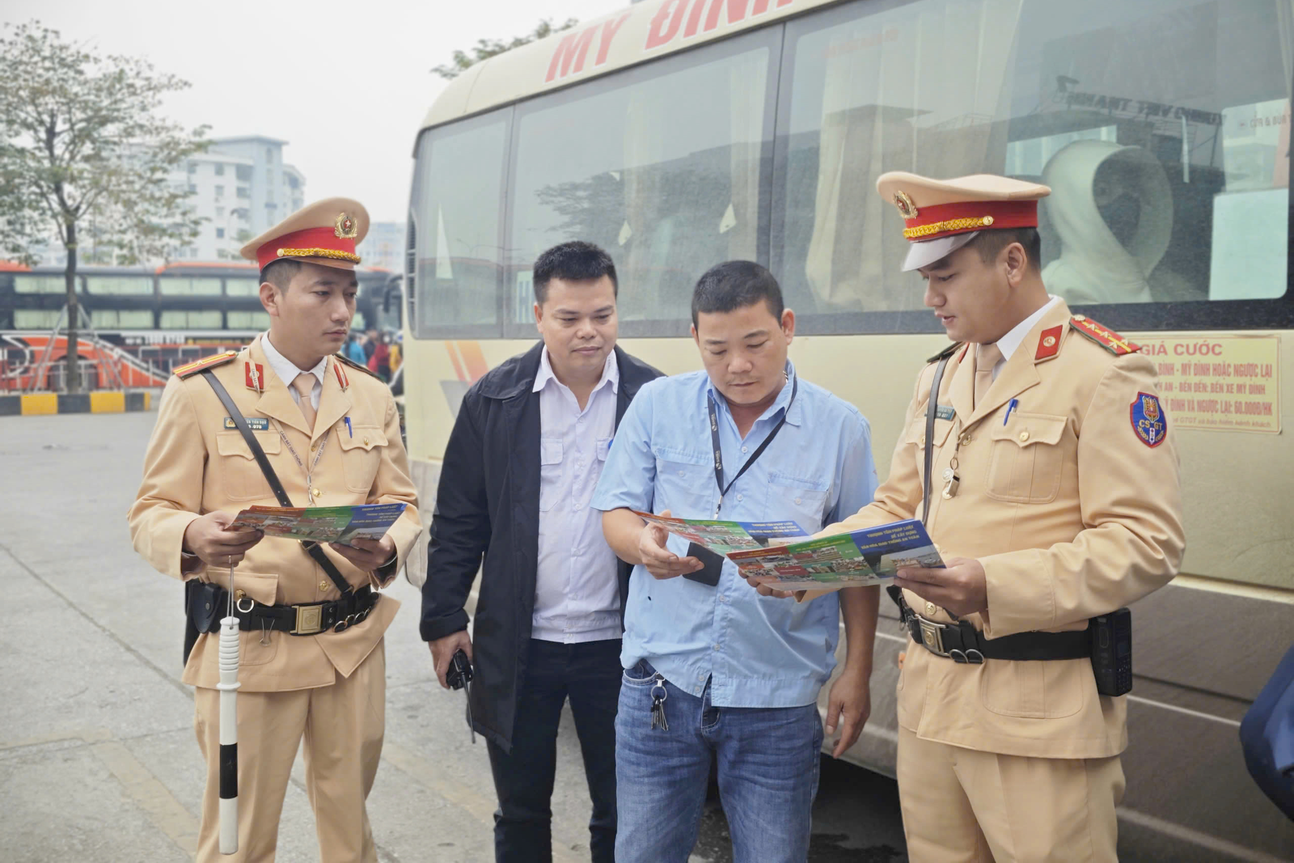 CSGT Hà Nội vào bến xe kiểm tra nồng độ cồn, nhắc tài xế ô tô khách không vi phạm dịp Tết- Ảnh 3. CSGT Hà Nội vào bến xe kiểm tra nồng độ cồn, nhắc tài xế ô tô khách không vi phạm dịp Tết- Ảnh 3.