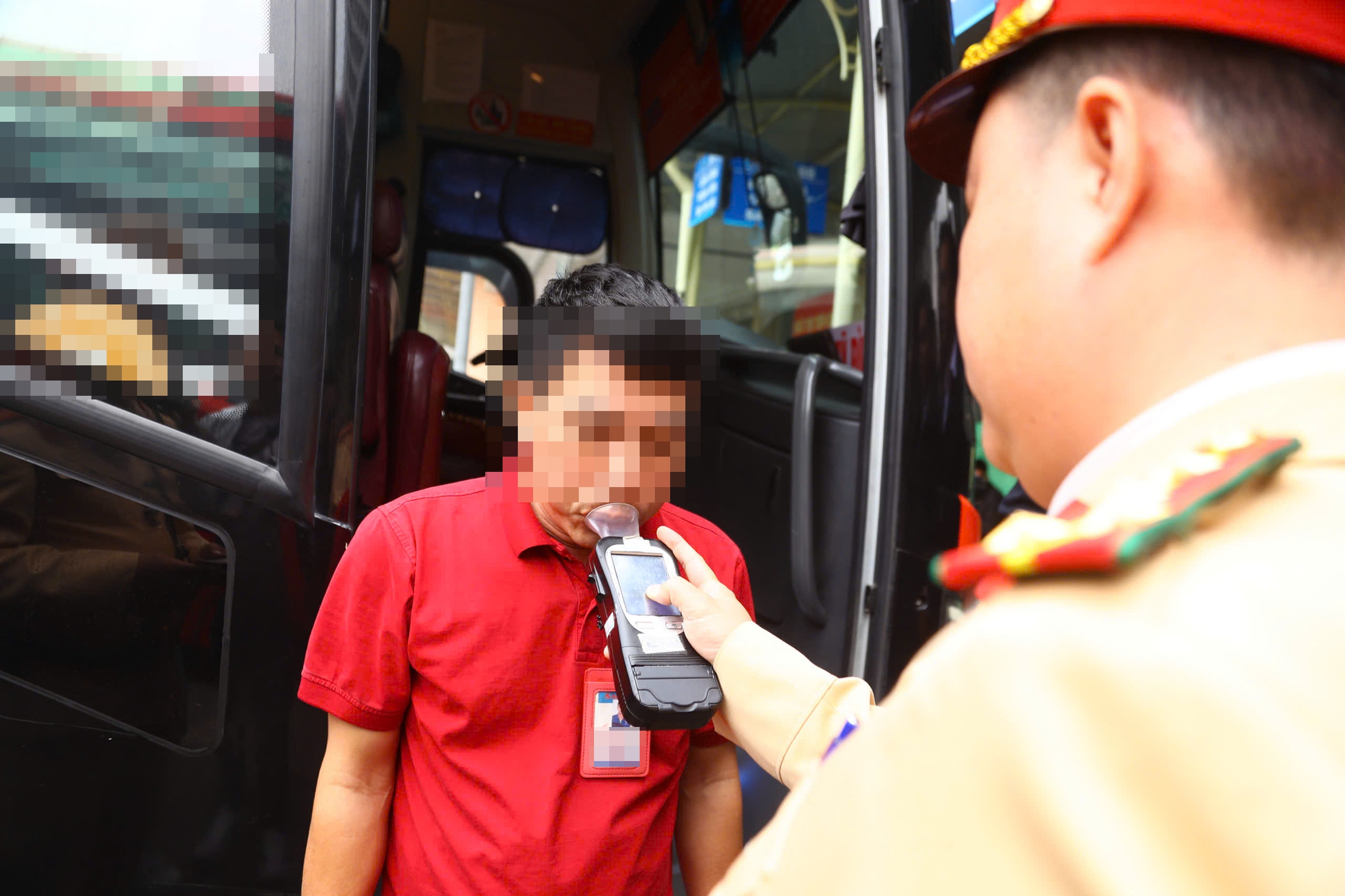 CSGT Hà Nội vào bến xe kiểm tra nồng độ cồn, nhắc tài xế ô tô khách không vi phạm dịp Tết- Ảnh 4. CSGT Hà Nội vào bến xe kiểm tra nồng độ cồn, nhắc tài xế ô tô khách không vi phạm dịp Tết- Ảnh 4.