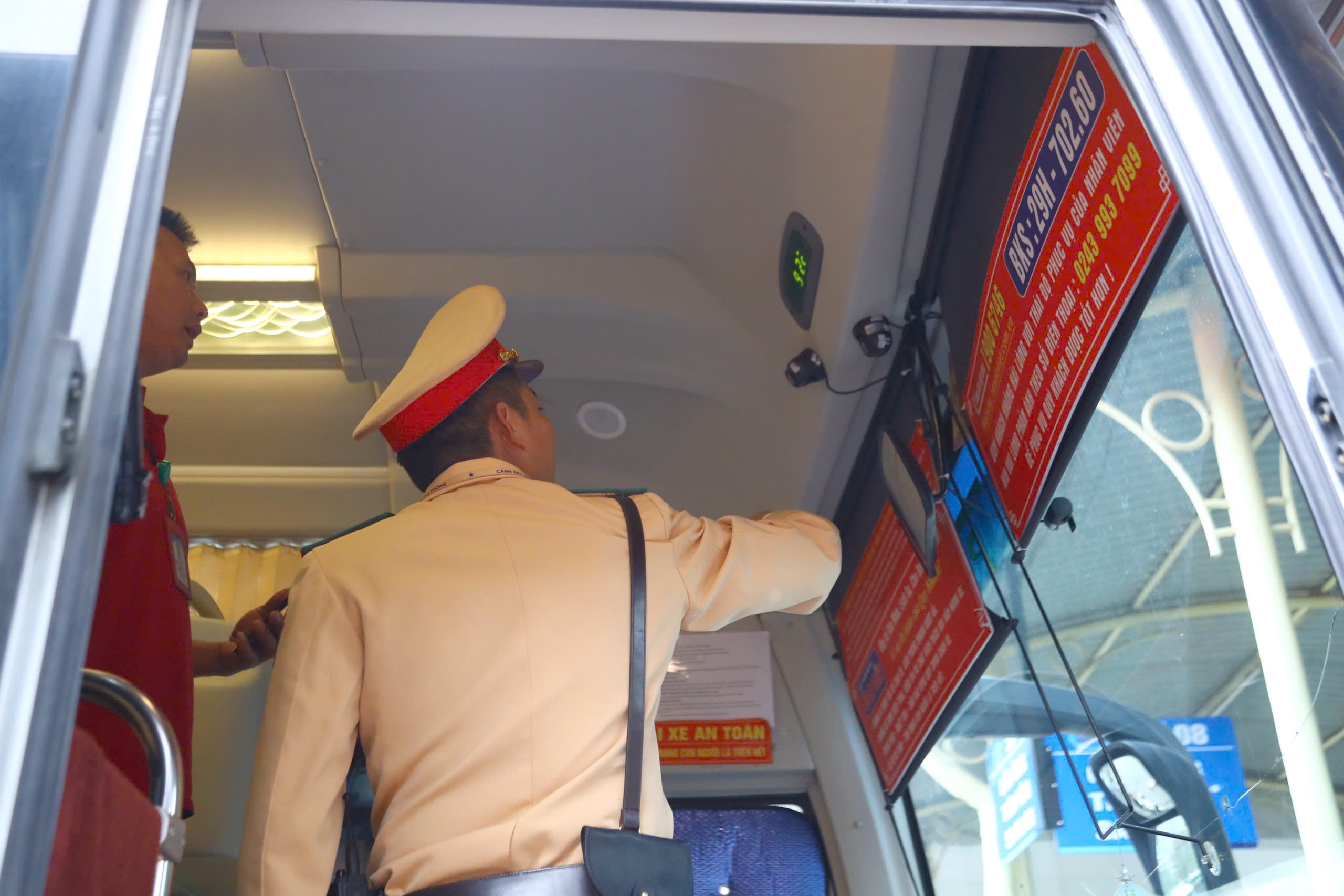 CSGT Hà Nội vào bến xe kiểm tra nồng độ cồn, nhắc tài xế ô tô khách không vi phạm dịp Tết- Ảnh 2. CSGT Hà Nội vào bến xe kiểm tra nồng độ cồn, nhắc tài xế ô tô khách không vi phạm dịp Tết- Ảnh 2.