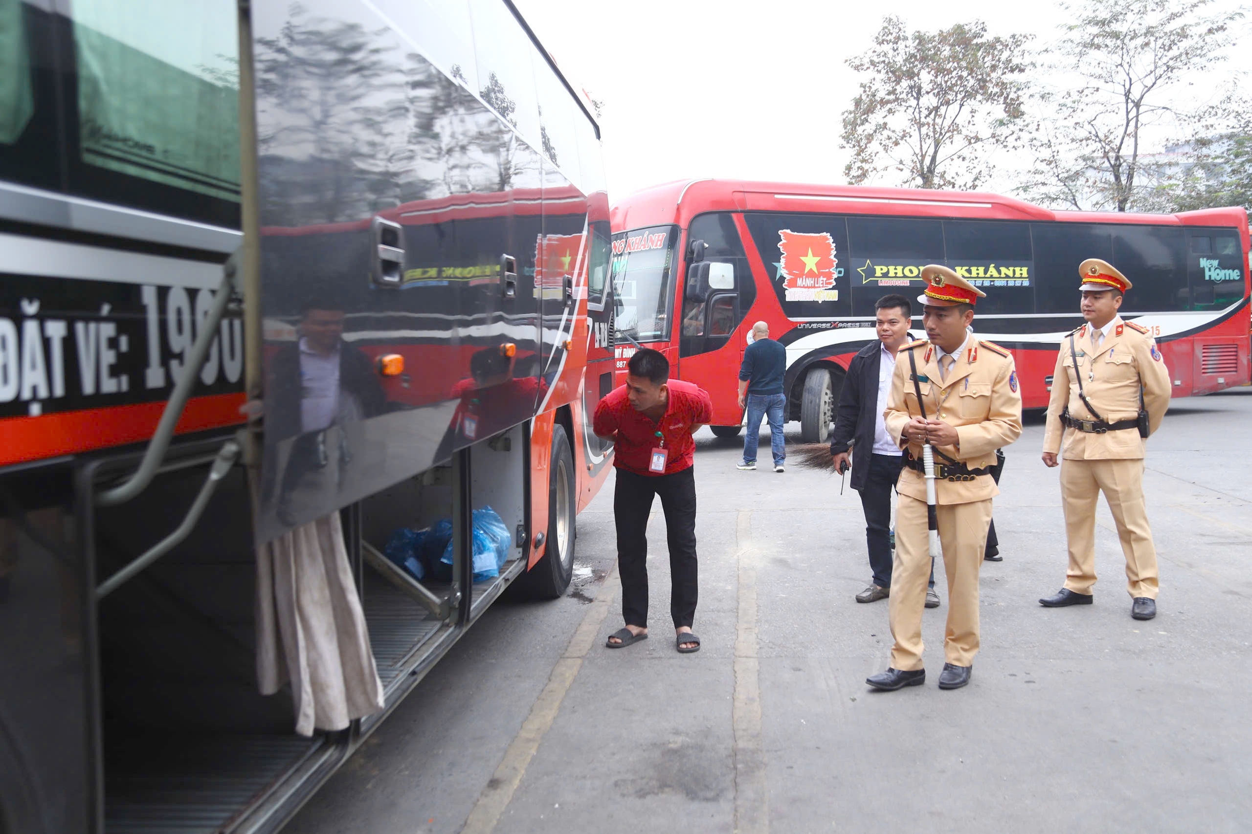 CSGT Hà Nội vào bến xe kiểm tra nồng độ cồn, nhắc tài xế ô tô khách không vi phạm dịp Tết- Ảnh 1. CSGT Hà Nội vào bến xe kiểm tra nồng độ cồn, nhắc tài xế ô tô khách không vi phạm dịp Tết- Ảnh 1.