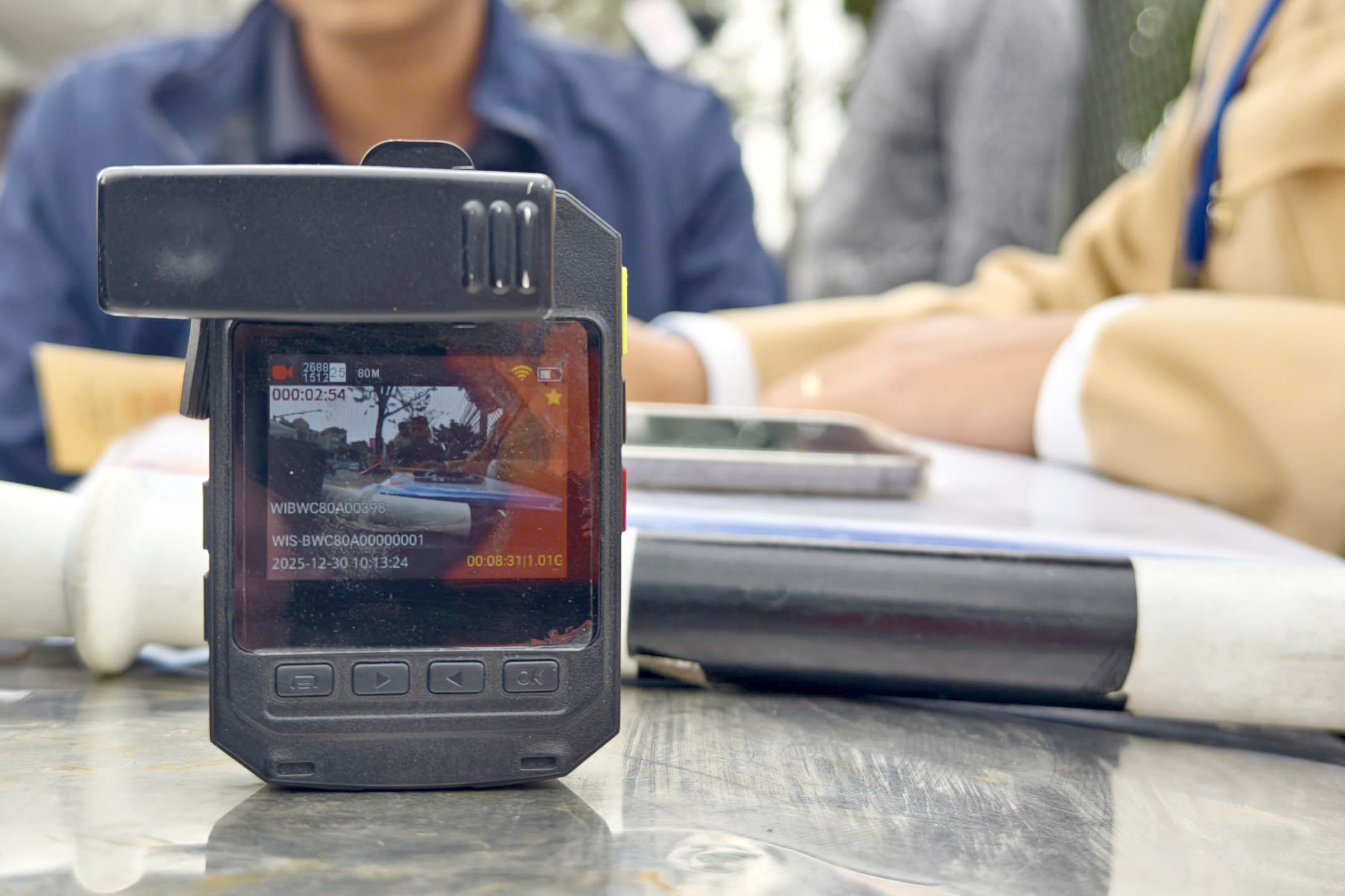 CSGT Hà Nội vào bến xe kiểm tra nồng độ cồn, nhắc tài xế ô tô khách không vi phạm dịp Tết- Ảnh 9. CSGT Hà Nội vào bến xe kiểm tra nồng độ cồn, nhắc tài xế ô tô khách không vi phạm dịp Tết- Ảnh 9.