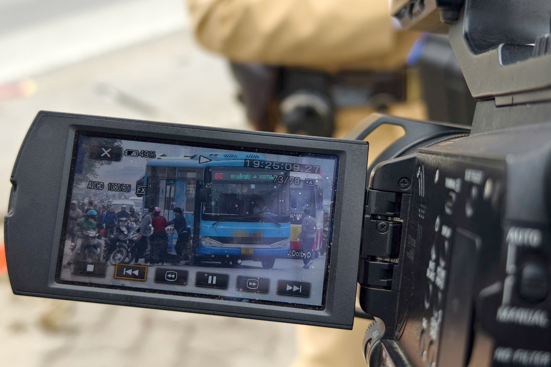 CSGT Hà Nội vào bến xe kiểm tra nồng độ cồn, nhắc tài xế ô tô khách không vi phạm dịp Tết- Ảnh 12. CSGT Hà Nội vào bến xe kiểm tra nồng độ cồn, nhắc tài xế ô tô khách không vi phạm dịp Tết- Ảnh 12.