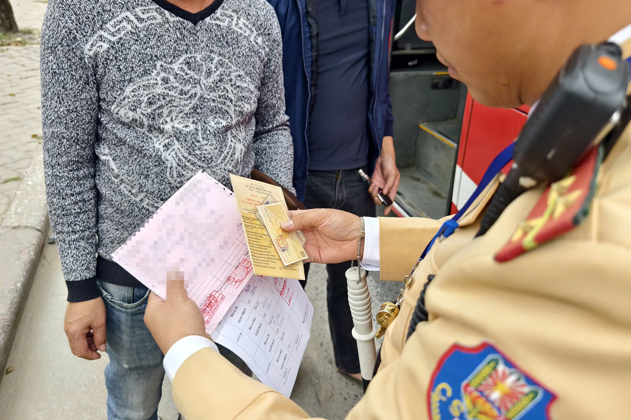 CSGT Hà Nội vào bến xe kiểm tra nồng độ cồn, nhắc tài xế ô tô khách không vi phạm dịp Tết- Ảnh 8. CSGT Hà Nội vào bến xe kiểm tra nồng độ cồn, nhắc tài xế ô tô khách không vi phạm dịp Tết- Ảnh 8.