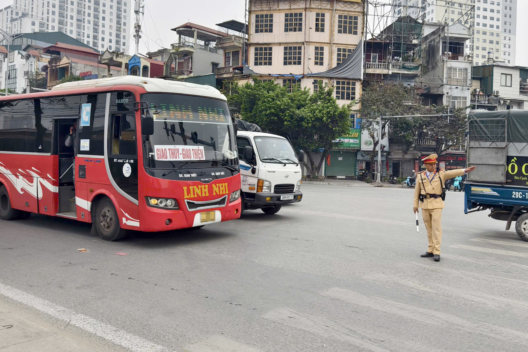 CSGT Hà Nội vào bến xe kiểm tra nồng độ cồn, nhắc tài xế ô tô khách không vi phạm dịp Tết- Ảnh 6. CSGT Hà Nội vào bến xe kiểm tra nồng độ cồn, nhắc tài xế ô tô khách không vi phạm dịp Tết- Ảnh 6.
