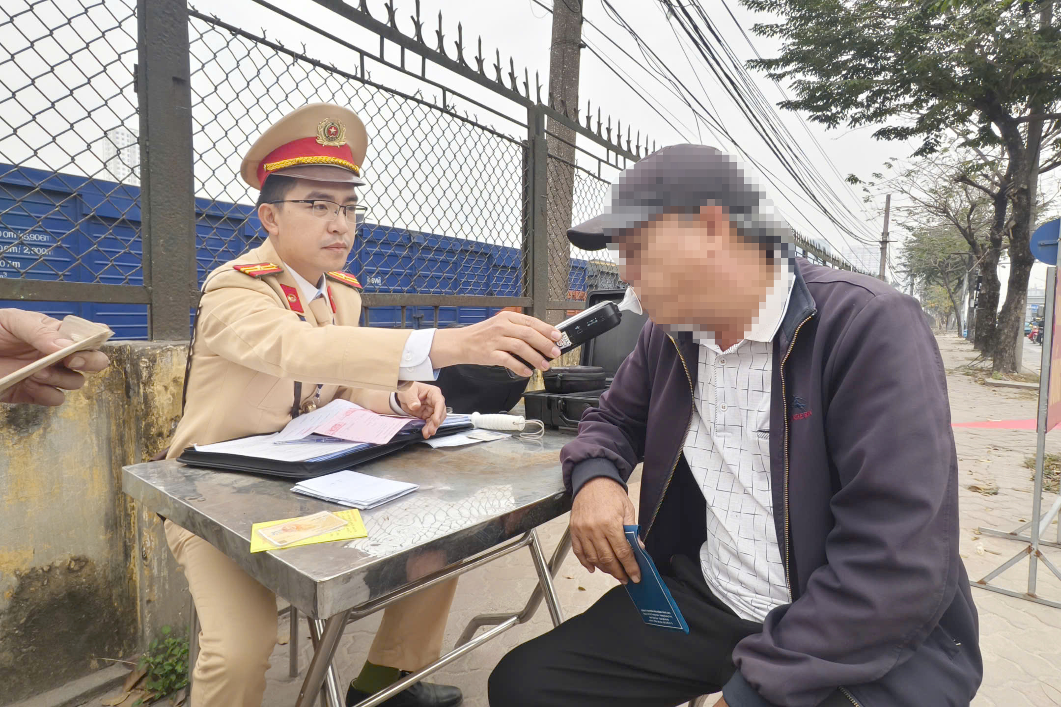 CSGT Hà Nội vào bến xe kiểm tra nồng độ cồn, nhắc tài xế ô tô khách không vi phạm dịp Tết- Ảnh 7. CSGT Hà Nội vào bến xe kiểm tra nồng độ cồn, nhắc tài xế ô tô khách không vi phạm dịp Tết- Ảnh 7.