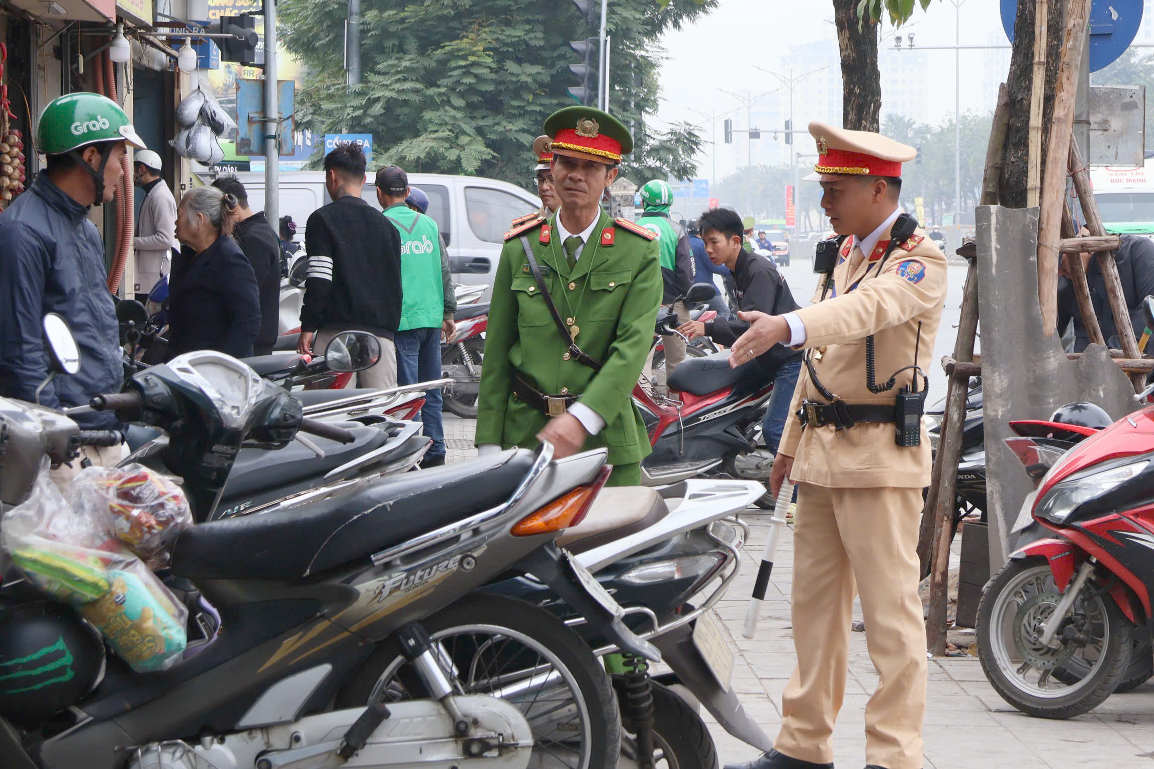 CSGT Hà Nội vào bến xe kiểm tra nồng độ cồn, nhắc tài xế ô tô khách không vi phạm dịp Tết- Ảnh 11. CSGT Hà Nội vào bến xe kiểm tra nồng độ cồn, nhắc tài xế ô tô khách không vi phạm dịp Tết- Ảnh 11.
