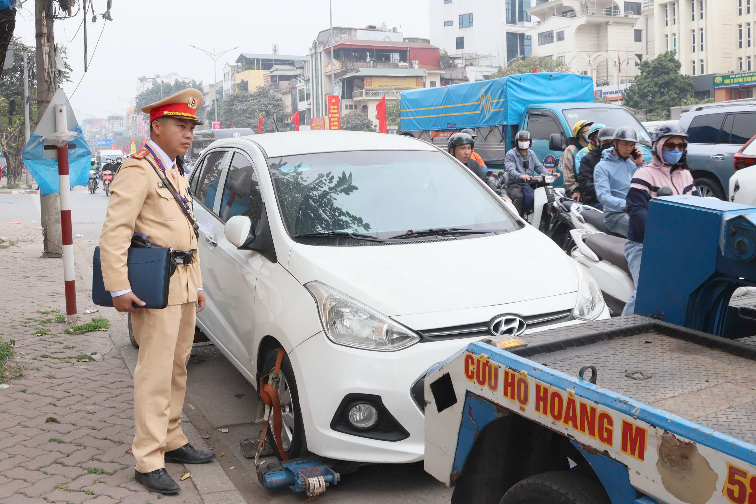 CSGT Hà Nội vào bến xe kiểm tra nồng độ cồn, nhắc tài xế ô tô khách không vi phạm dịp Tết- Ảnh 10. CSGT Hà Nội vào bến xe kiểm tra nồng độ cồn, nhắc tài xế ô tô khách không vi phạm dịp Tết- Ảnh 10.