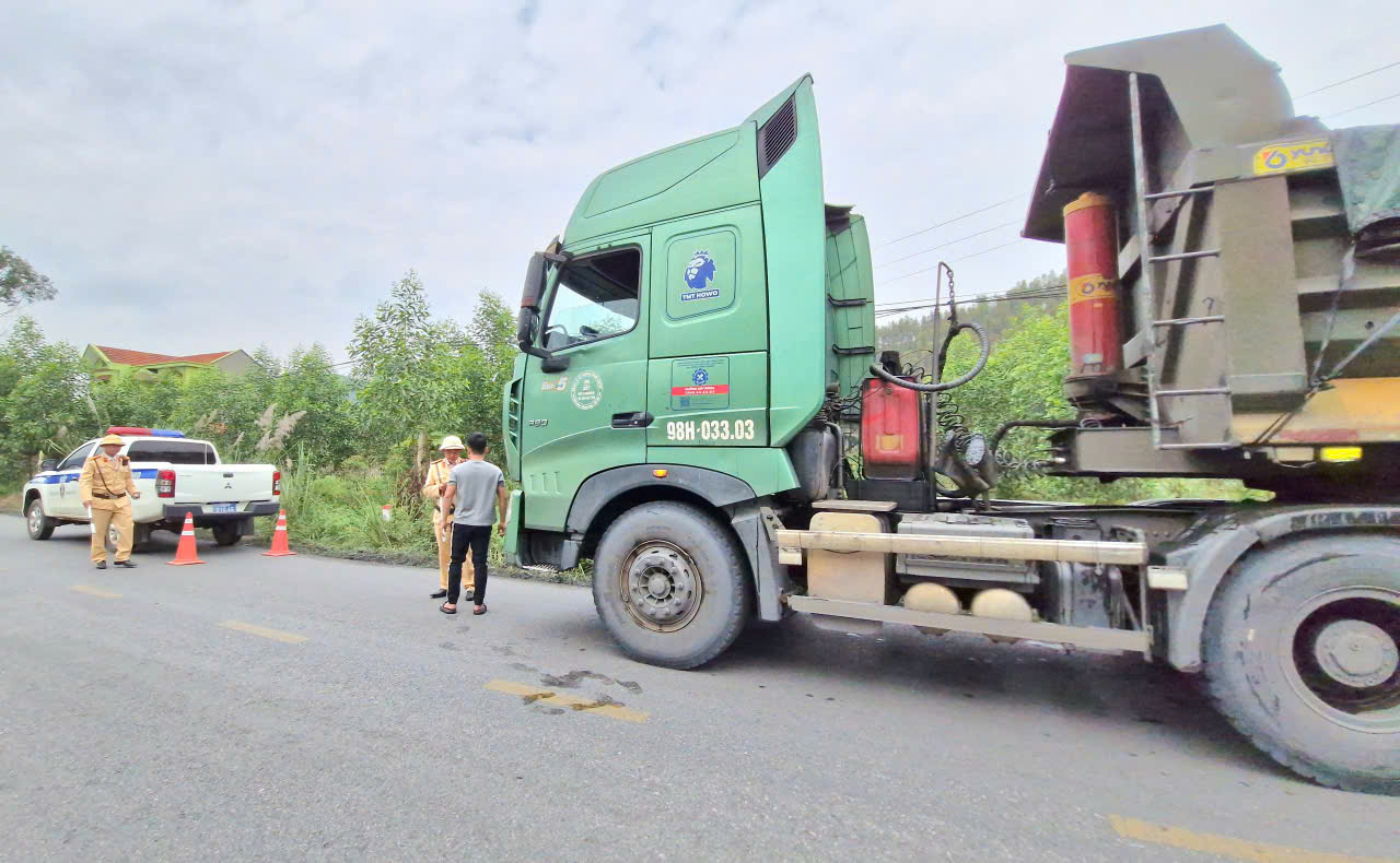 Bắc Ninh: CSGT đến nhà máy tuyên truyền, xử lý vi phạm, đảm bảo ATGT dịp cuối năm- Ảnh 2. Bắc Ninh: CSGT đến nhà máy tuyên truyền, xử lý vi phạm, đảm bảo ATGT dịp cuối năm- Ảnh 2.