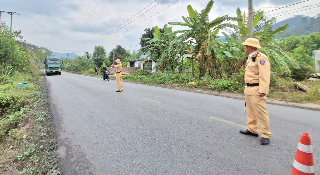 Bắc Ninh: CSGT đến nhà máy tuyên truyền, xử lý vi phạm, đảm bảo ATGT dịp cuối năm- Ảnh 1. Bắc Ninh: CSGT đến nhà máy tuyên truyền, xử lý vi phạm, đảm bảo ATGT dịp cuối năm- Ảnh 1.