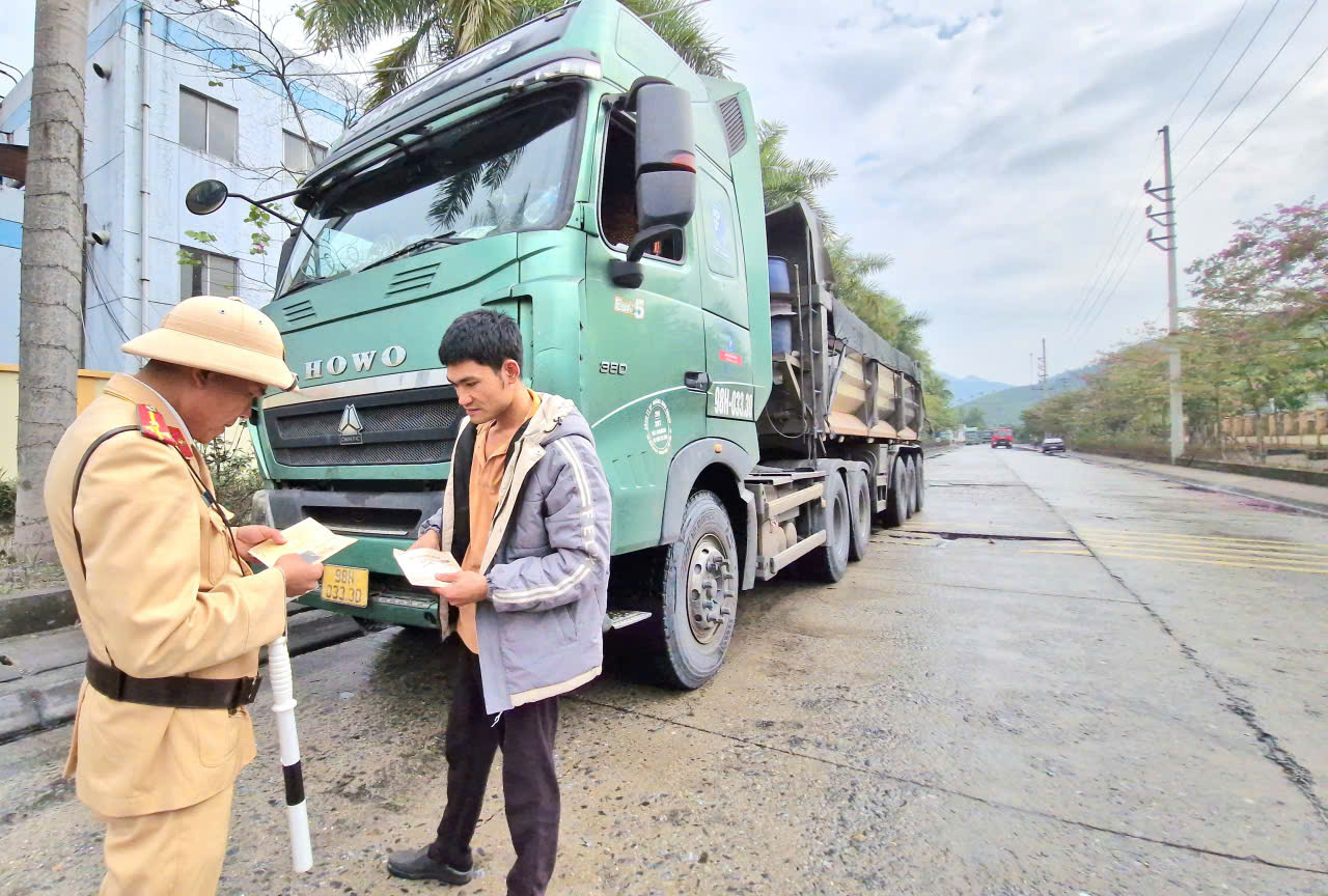 Bắc Ninh: CSGT đến nhà máy tuyên truyền, xử lý vi phạm, đảm bảo ATGT dịp cuối năm- Ảnh 5. Bắc Ninh: CSGT đến nhà máy tuyên truyền, xử lý vi phạm, đảm bảo ATGT dịp cuối năm- Ảnh 5.