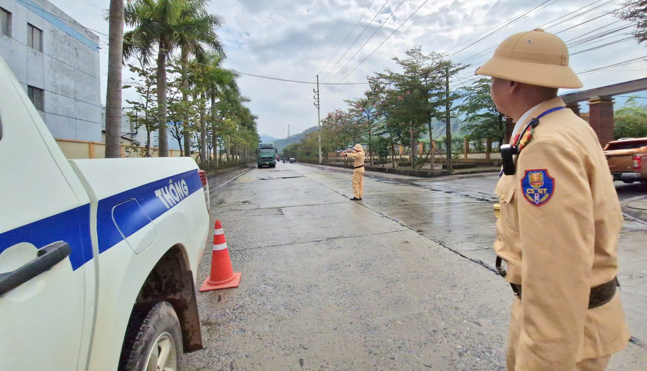 Bắc Ninh: CSGT đến nhà máy tuyên truyền, xử lý vi phạm, đảm bảo ATGT dịp cuối năm- Ảnh 7. Bắc Ninh: CSGT đến nhà máy tuyên truyền, xử lý vi phạm, đảm bảo ATGT dịp cuối năm- Ảnh 7.