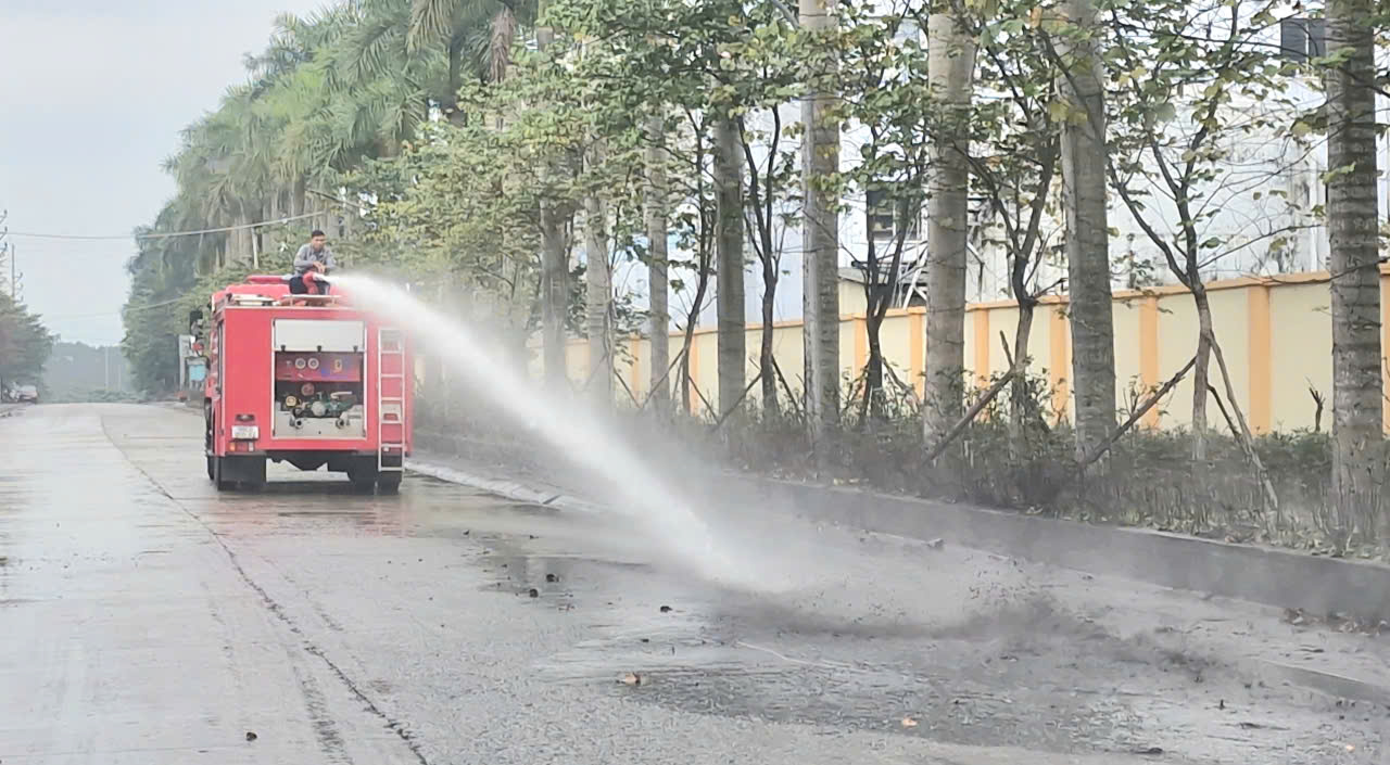 Bắc Ninh: CSGT đến nhà máy tuyên truyền, xử lý vi phạm, đảm bảo ATGT dịp cuối năm- Ảnh 8. Bắc Ninh: CSGT đến nhà máy tuyên truyền, xử lý vi phạm, đảm bảo ATGT dịp cuối năm- Ảnh 8.