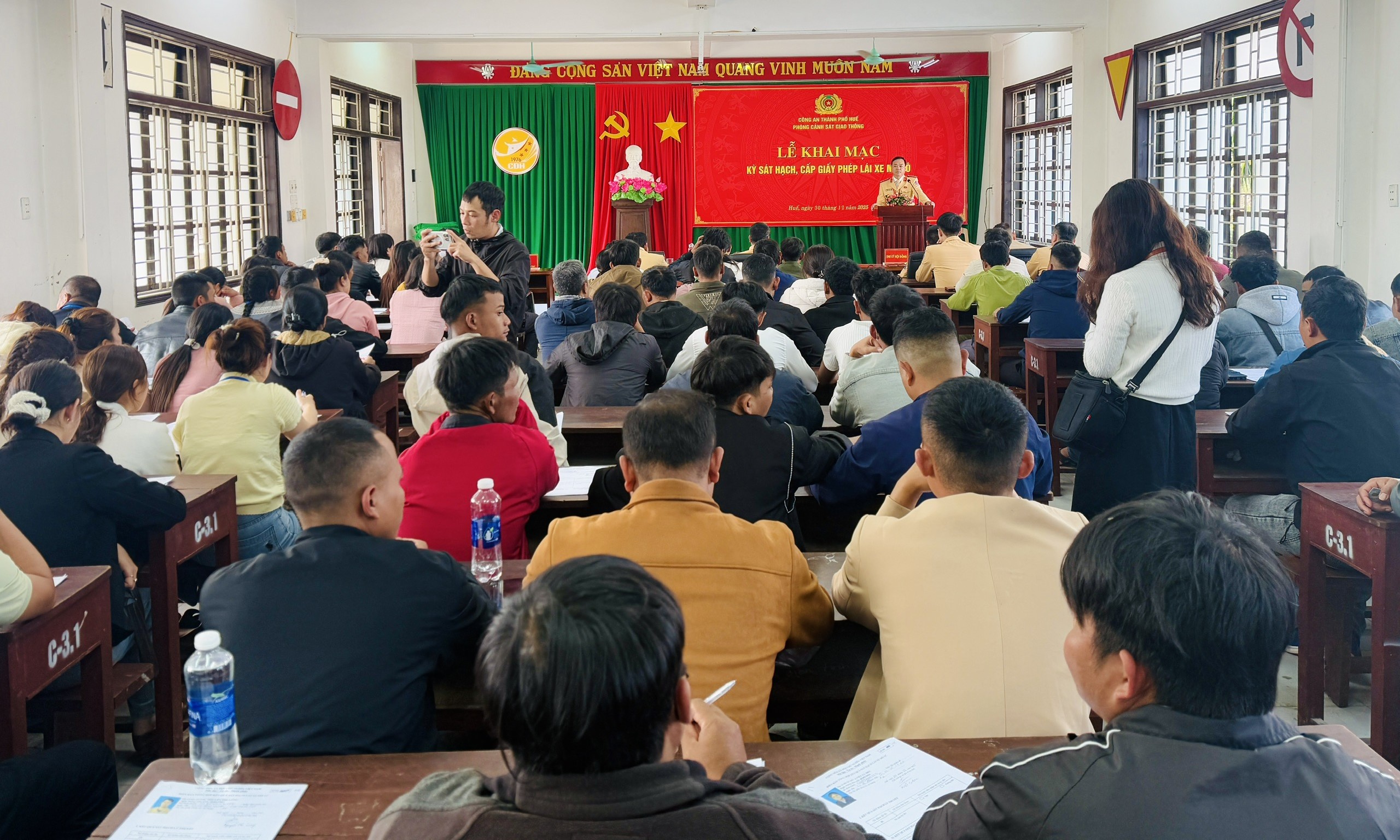 Huế: Sát hạch, cấp giấy phép lái xe mô tô cho gần 100 học viên người dân tộc thiểu số- Ảnh 2. Huế: Sát hạch, cấp giấy phép lái xe mô tô cho gần 100 học viên người dân tộc thiểu số- Ảnh 2.