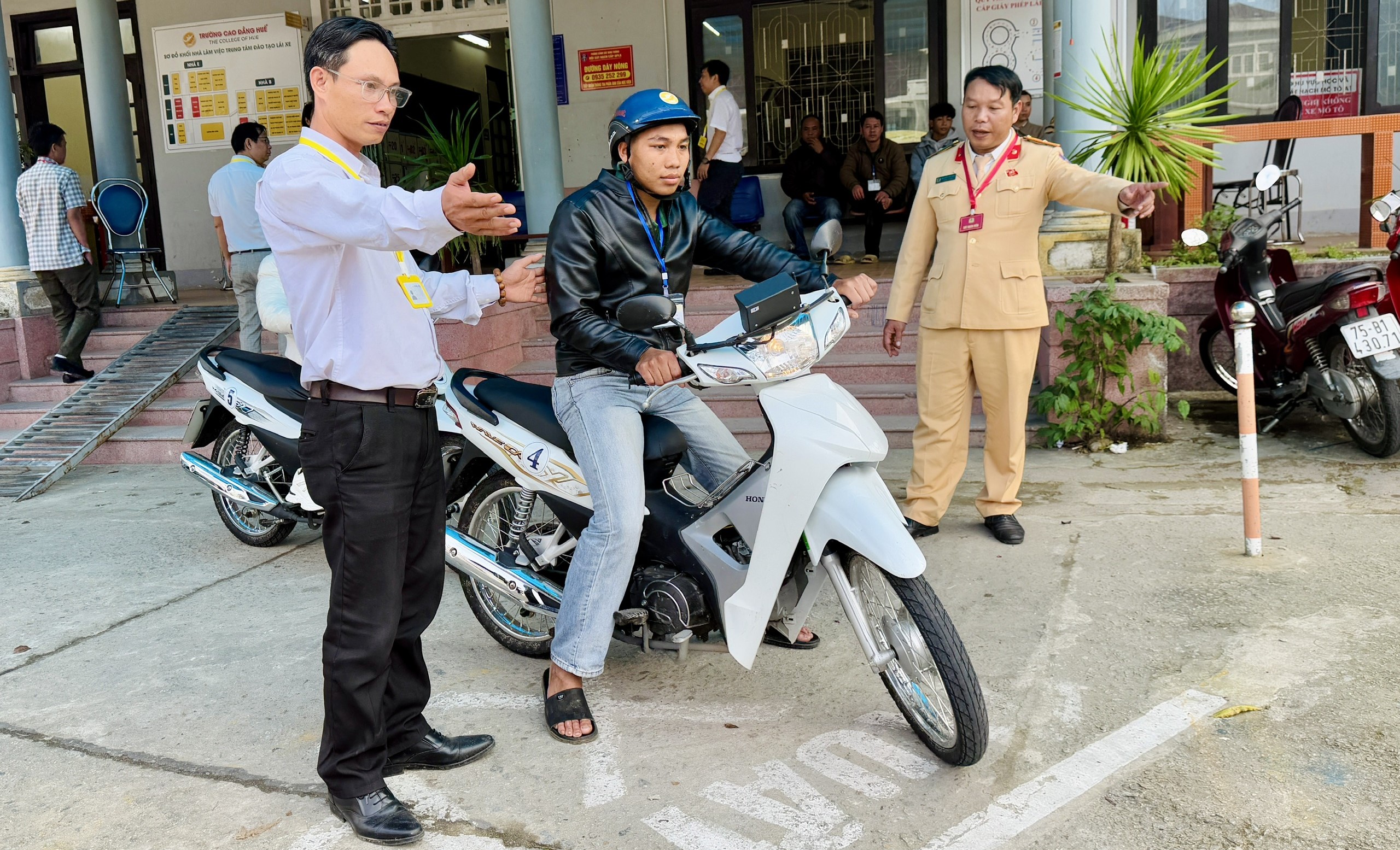 Huế: Sát hạch, cấp giấy phép lái xe mô tô cho gần 100 học viên người dân tộc thiểu số- Ảnh 1. Huế: Sát hạch, cấp giấy phép lái xe mô tô cho gần 100 học viên người dân tộc thiểu số- Ảnh 1.