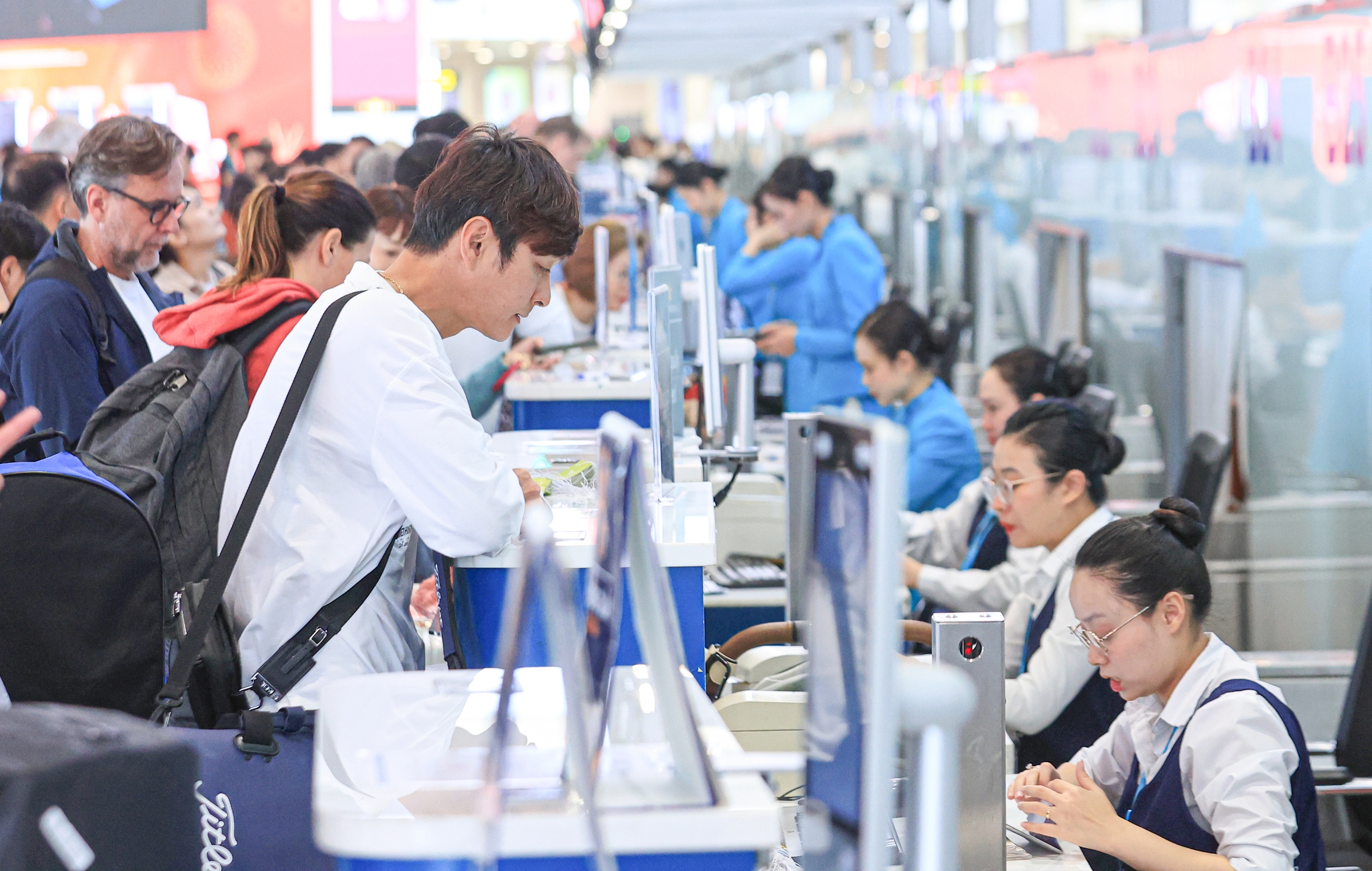 Sân bay Nội Bài đông nghẹt khách ngày cuối trước kỳ nghỉ Tết Dương lịch 2026- Ảnh 4. Sân bay Nội Bài đông nghẹt khách ngày cuối trước kỳ nghỉ Tết Dương lịch 2026- Ảnh 4.