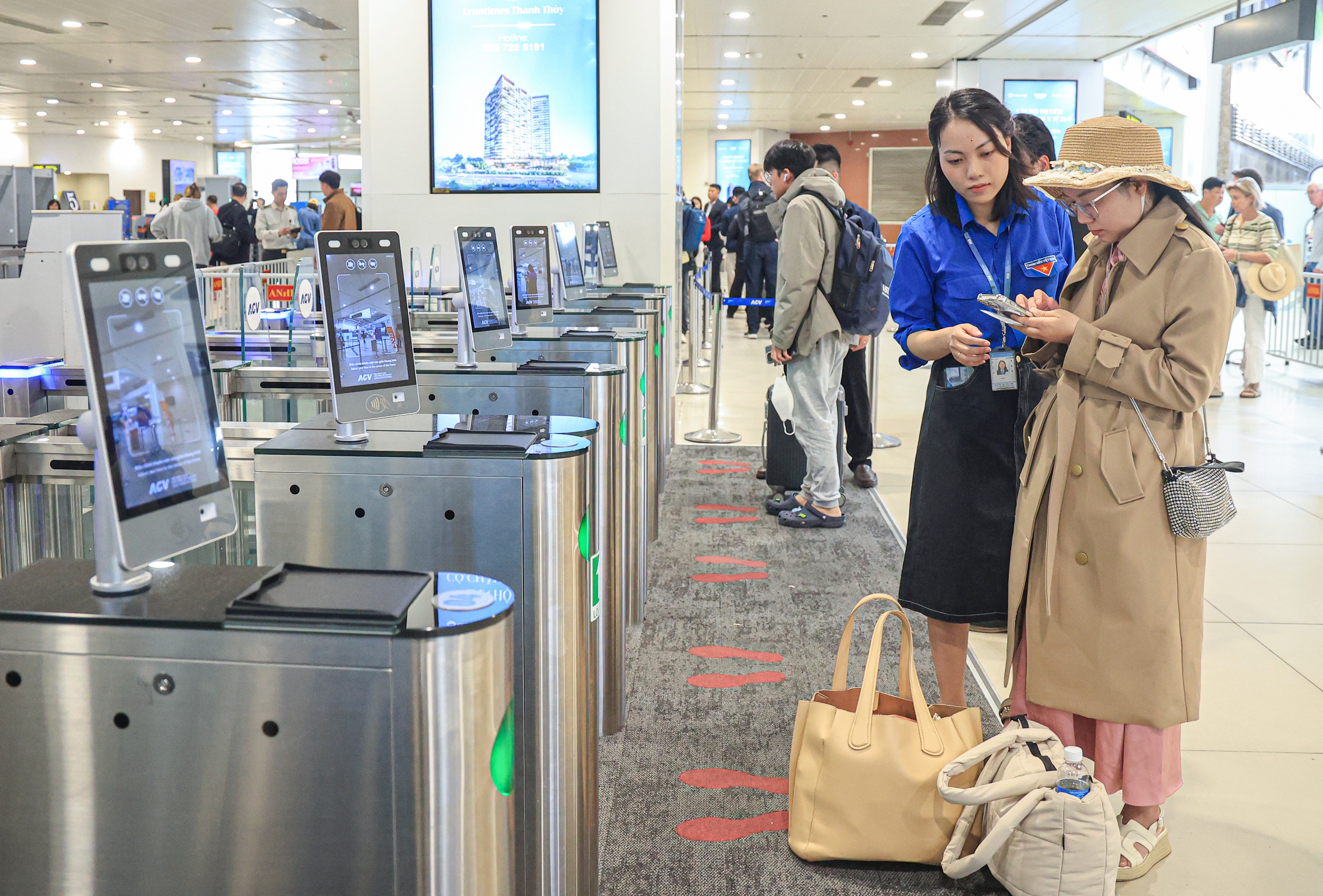 Sân bay Nội Bài đông nghẹt khách ngày cuối trước kỳ nghỉ Tết Dương lịch 2026- Ảnh 7. Sân bay Nội Bài đông nghẹt khách ngày cuối trước kỳ nghỉ Tết Dương lịch 2026- Ảnh 7.
