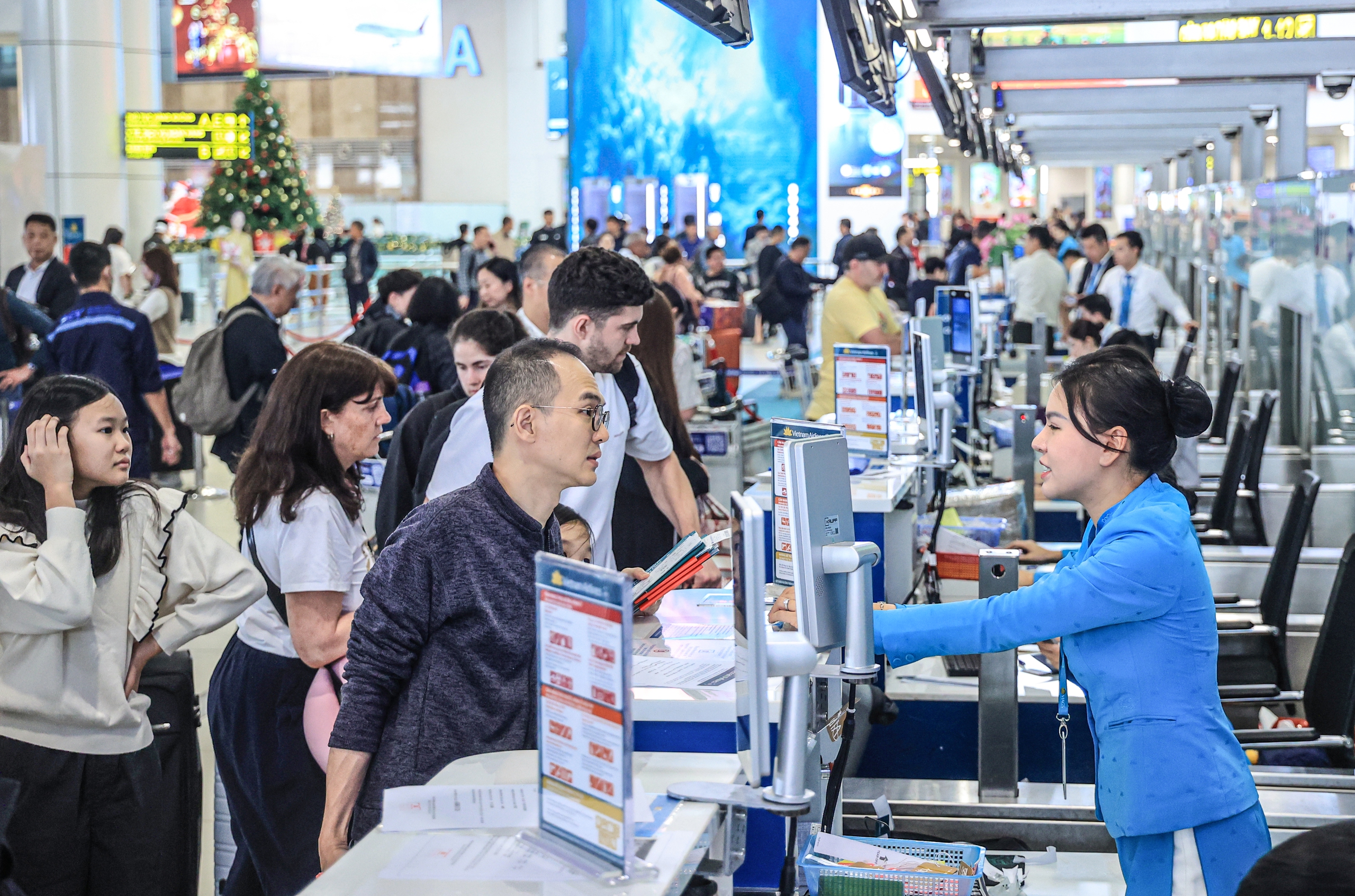Sân bay Nội Bài đông nghẹt khách ngày cuối trước kỳ nghỉ Tết Dương lịch 2026- Ảnh 2. Sân bay Nội Bài đông nghẹt khách ngày cuối trước kỳ nghỉ Tết Dương lịch 2026- Ảnh 2.