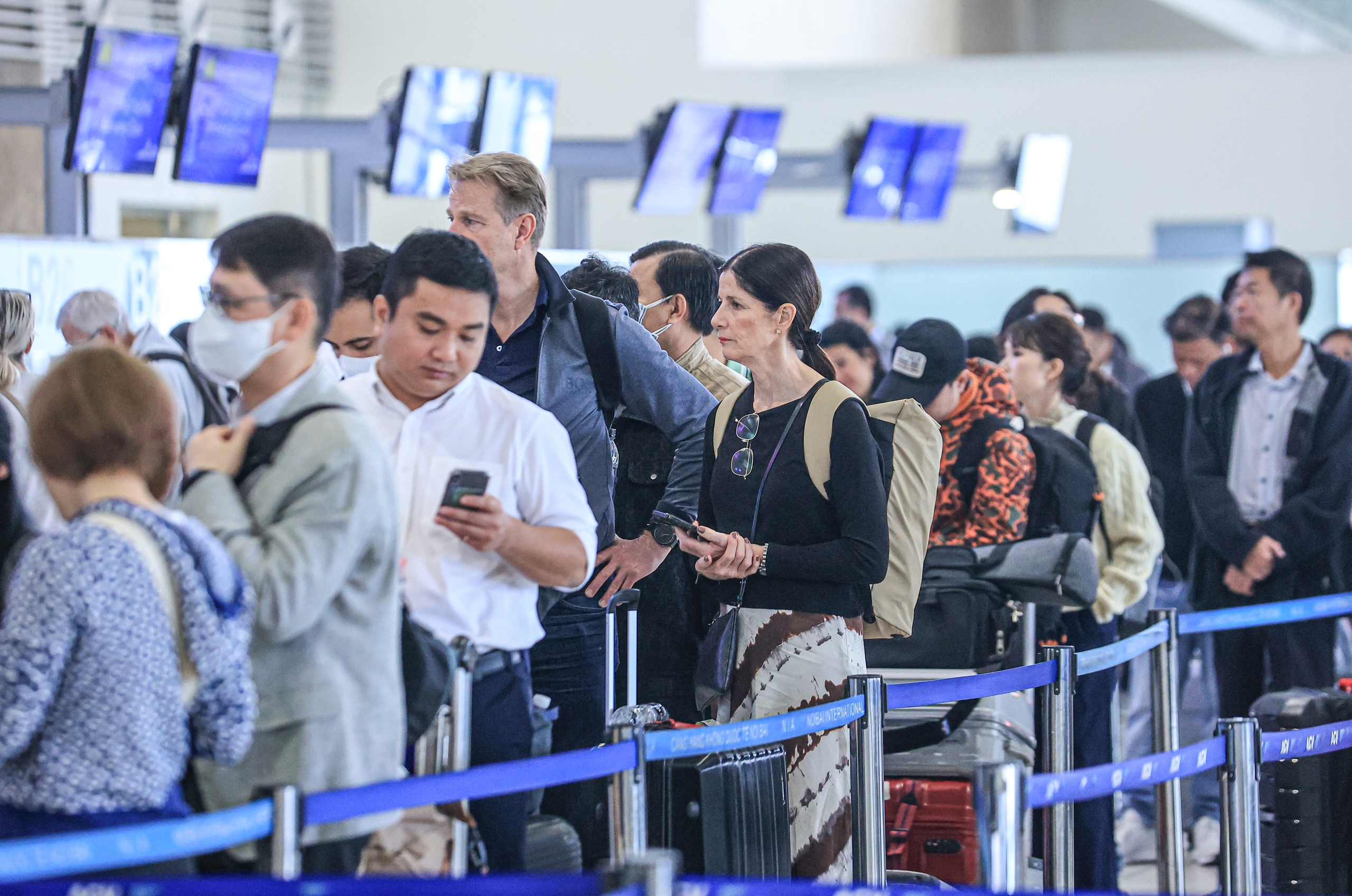 Sân bay Nội Bài đông nghẹt khách ngày cuối trước kỳ nghỉ Tết Dương lịch 2026- Ảnh 6. Sân bay Nội Bài đông nghẹt khách ngày cuối trước kỳ nghỉ Tết Dương lịch 2026- Ảnh 6.