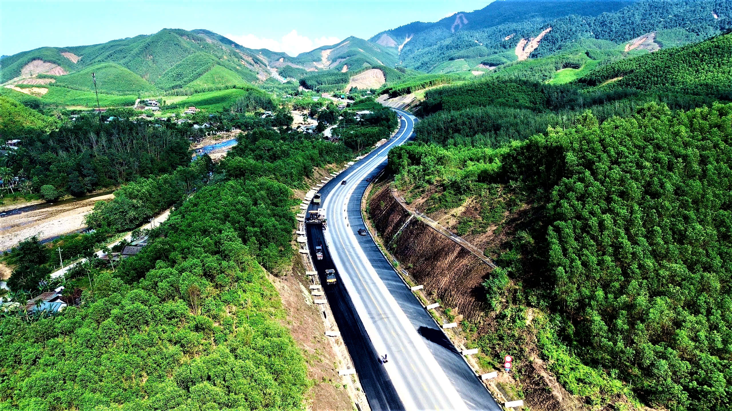 Gác kỳ nghỉ Tết, hàng trăm công nhân miệt mài trên công trường cao tốc La Sơn - Hòa Liên- Ảnh 14. Gác kỳ nghỉ Tết, hàng trăm công nhân miệt mài trên công trường cao tốc La Sơn - Hòa Liên- Ảnh 14.