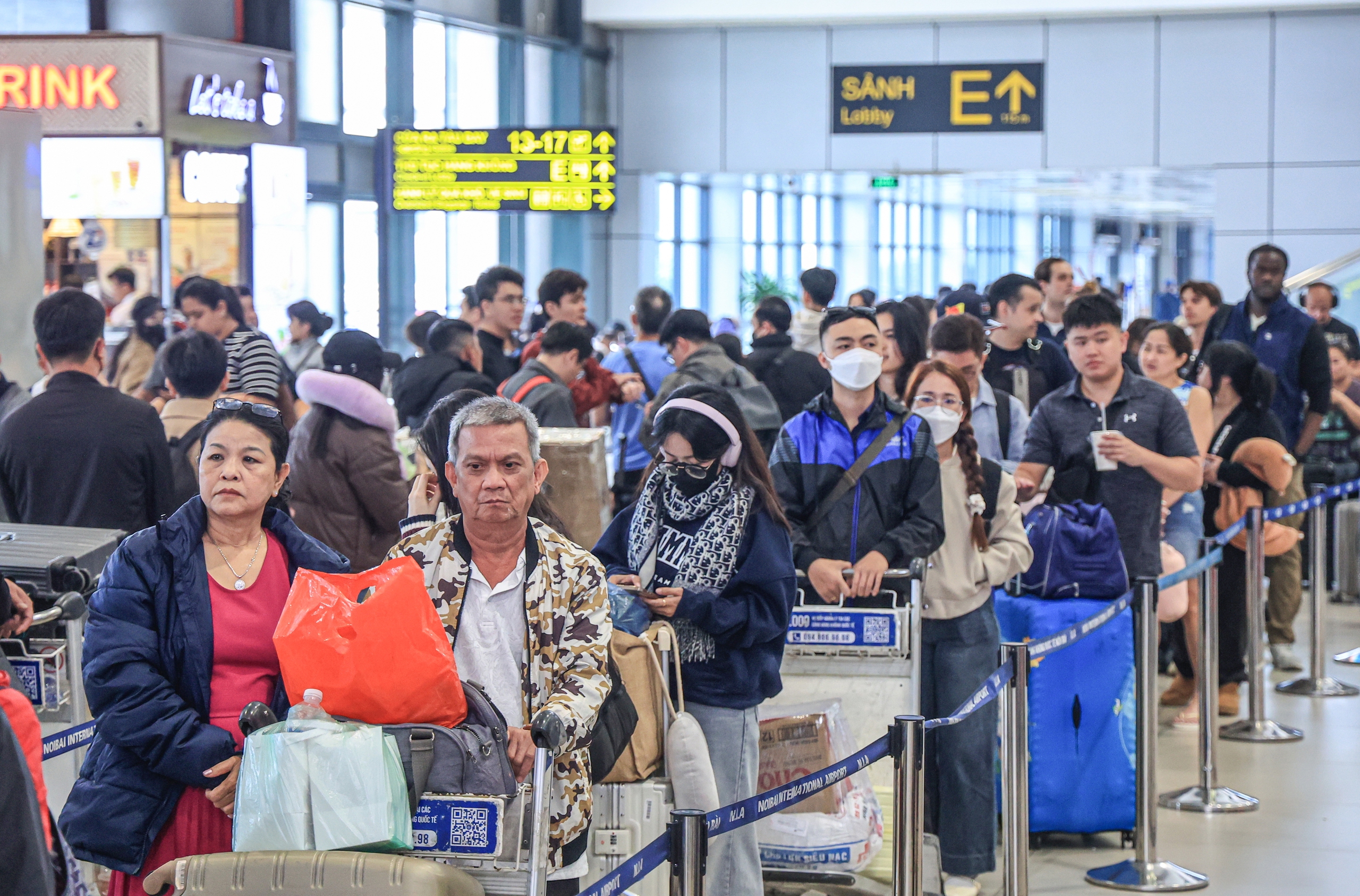 Sân bay Nội Bài đông nghẹt khách ngày cuối trước kỳ nghỉ Tết Dương lịch 2026- Ảnh 5. Sân bay Nội Bài đông nghẹt khách ngày cuối trước kỳ nghỉ Tết Dương lịch 2026- Ảnh 5.
