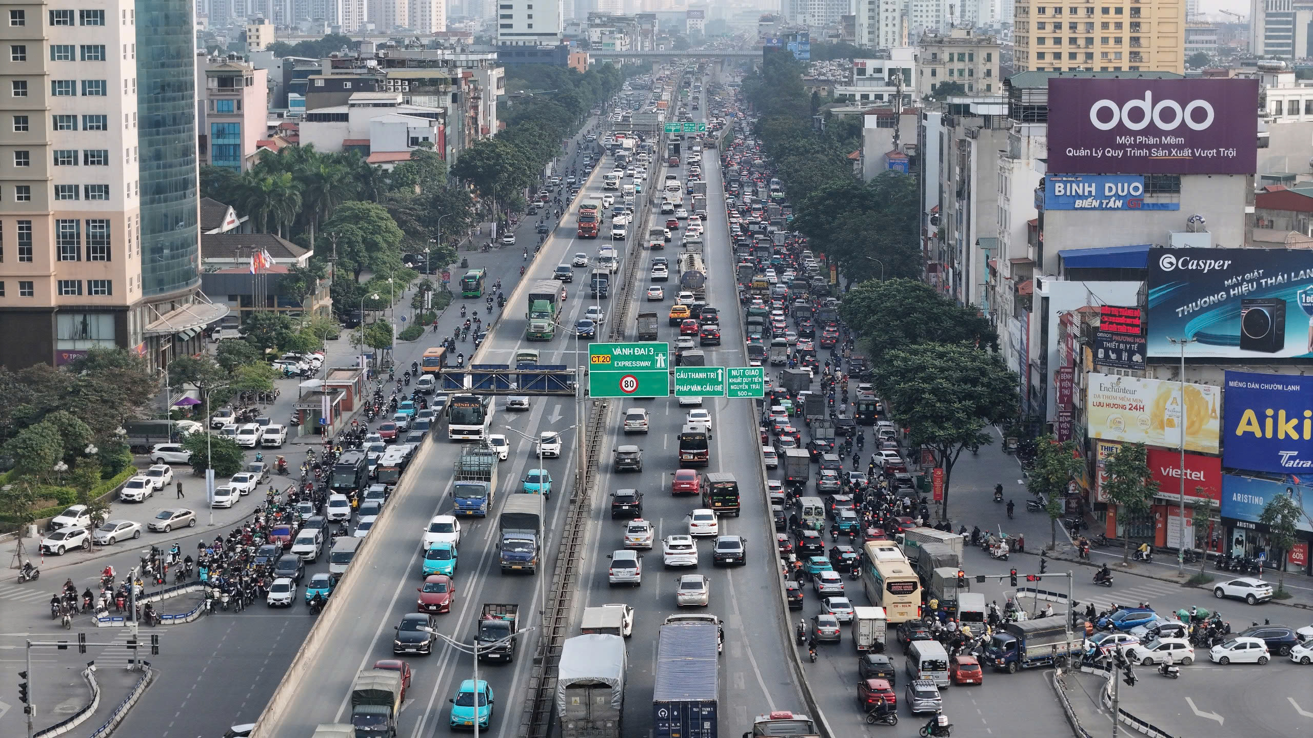 Đường phố H&agrave; Nội đ&ocirc;ng &ldquo;nghẹt thở&rdquo; ng&agrave;y l&agrave;m việc cuối c&ugrave;ng của năm- Ảnh 10.