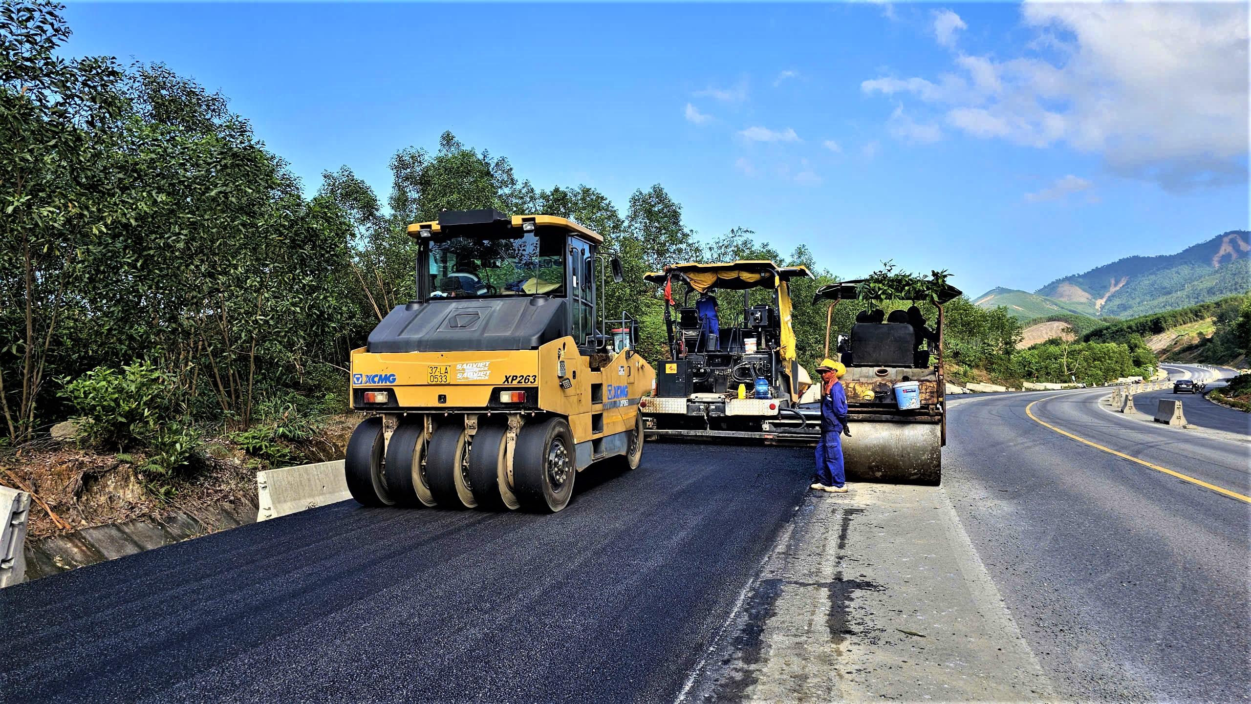 Gác kỳ nghỉ Tết, hàng trăm công nhân miệt mài trên công trường cao tốc La Sơn - Hòa Liên- Ảnh 2. Gác kỳ nghỉ Tết, hàng trăm công nhân miệt mài trên công trường cao tốc La Sơn - Hòa Liên- Ảnh 2.