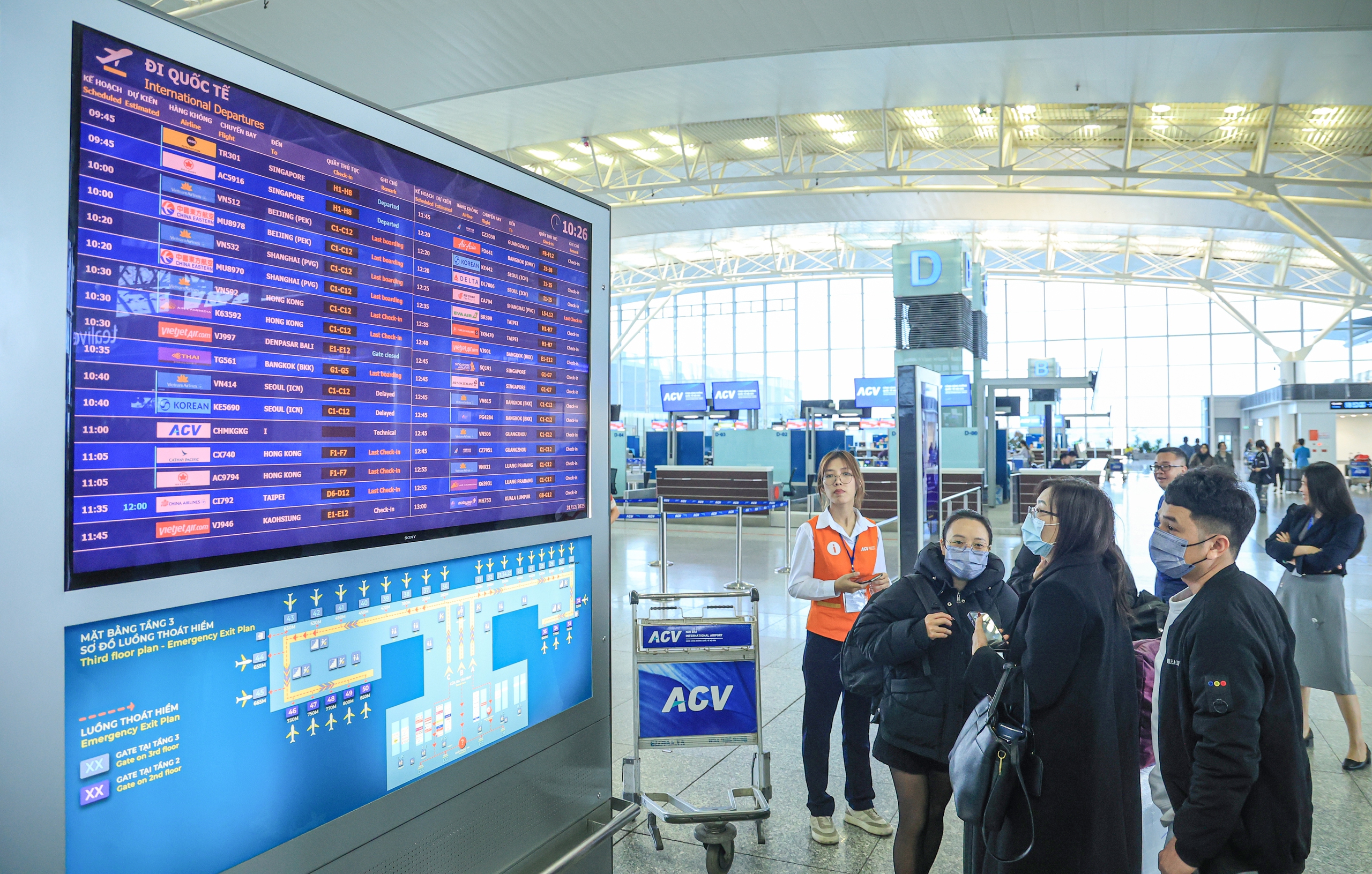 Sân bay Nội Bài đông nghẹt khách ngày cuối trước kỳ nghỉ Tết Dương lịch 2026- Ảnh 9. Sân bay Nội Bài đông nghẹt khách ngày cuối trước kỳ nghỉ Tết Dương lịch 2026- Ảnh 9.