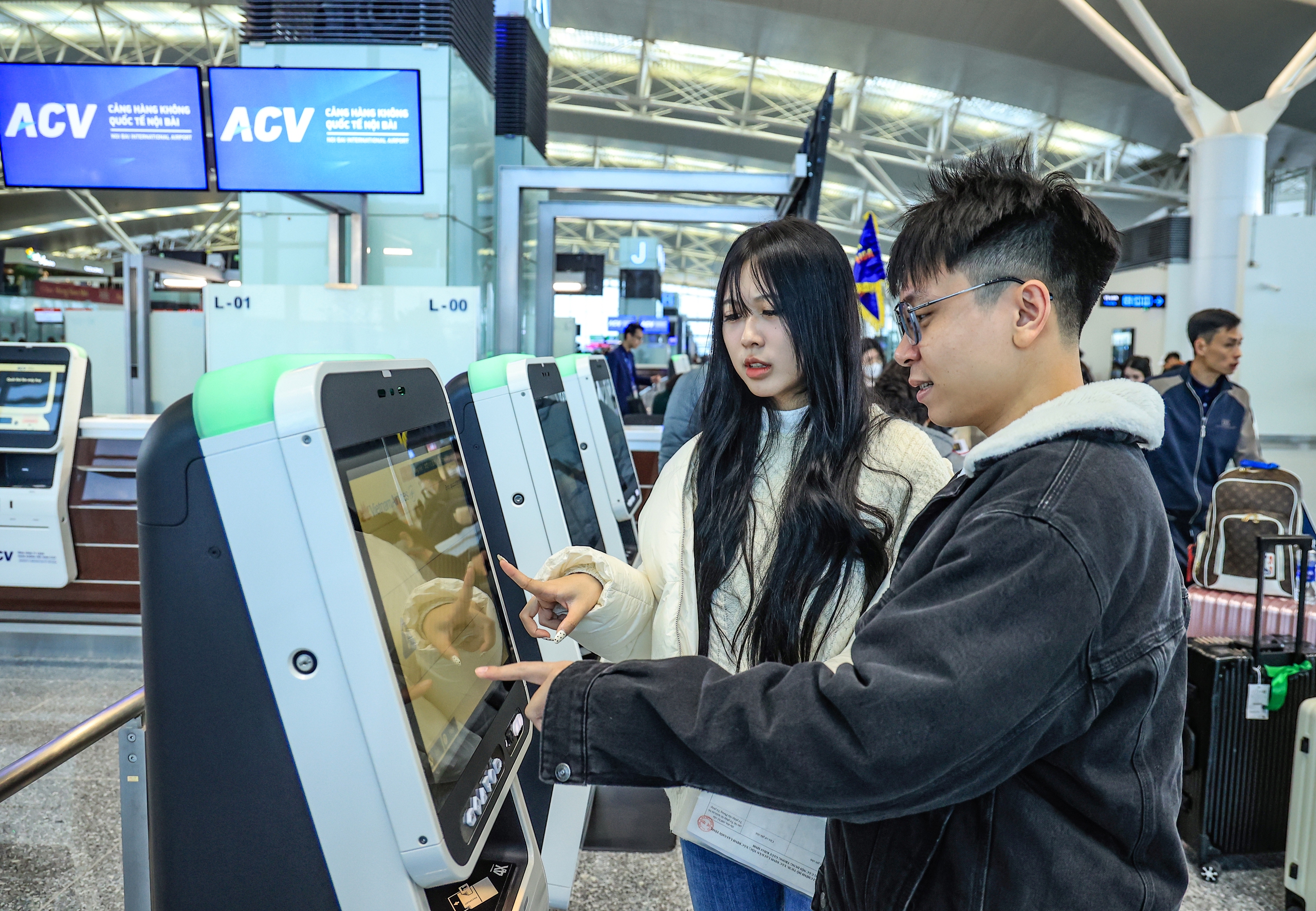 Sân bay Nội Bài đông nghẹt khách ngày cuối trước kỳ nghỉ Tết Dương lịch 2026- Ảnh 10. Sân bay Nội Bài đông nghẹt khách ngày cuối trước kỳ nghỉ Tết Dương lịch 2026- Ảnh 10.