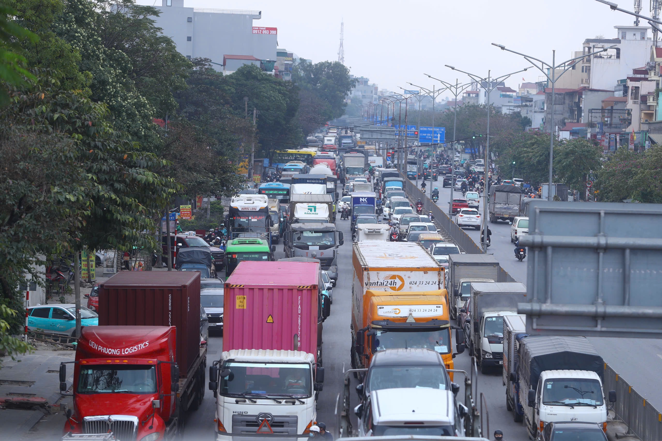 Đường phố H&agrave; Nội đ&ocirc;ng &ldquo;nghẹt thở&rdquo; ng&agrave;y l&agrave;m việc cuối c&ugrave;ng của năm- Ảnh 4.