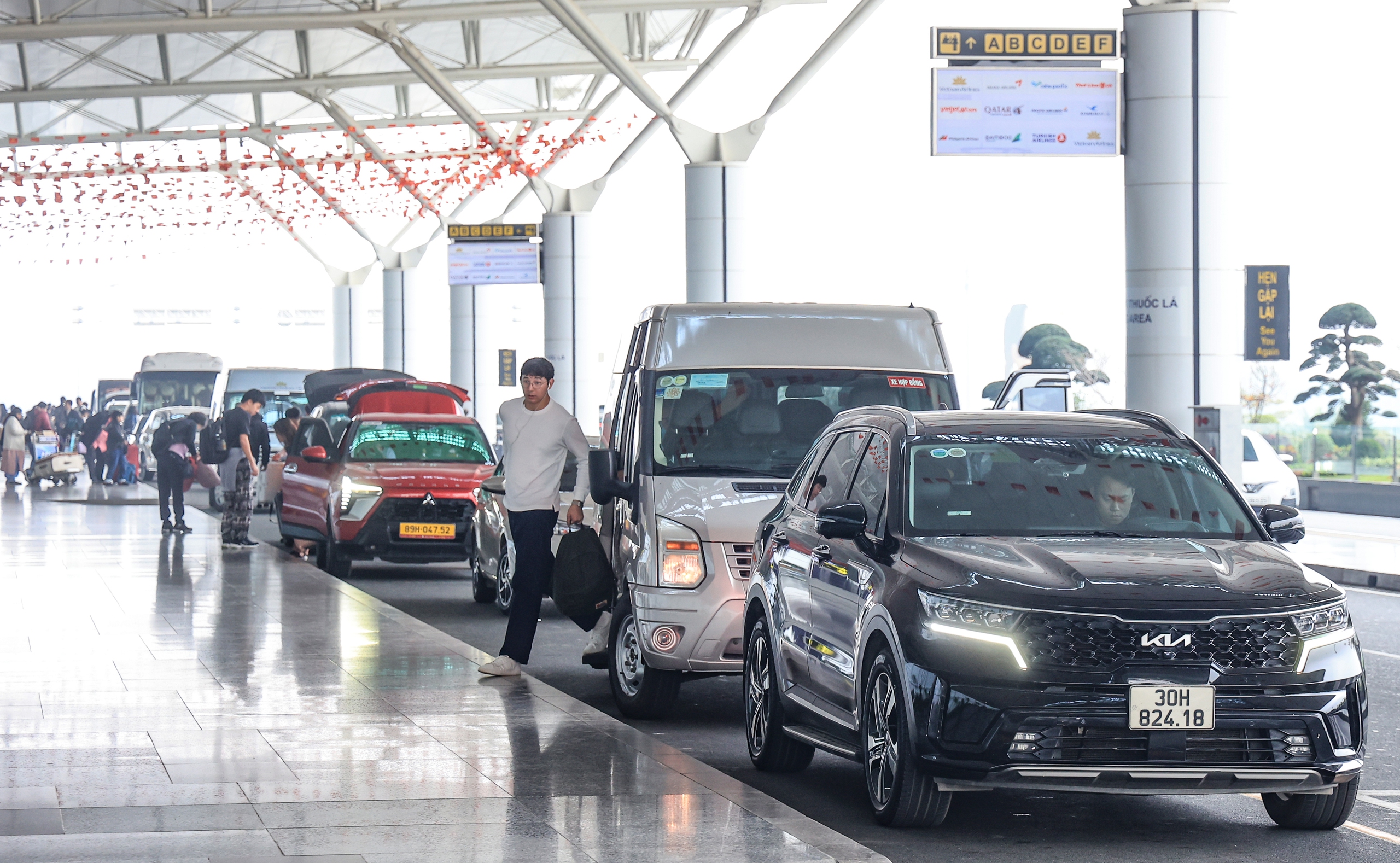 Sân bay Nội Bài đông nghẹt khách ngày cuối trước kỳ nghỉ Tết Dương lịch 2026- Ảnh 14. Sân bay Nội Bài đông nghẹt khách ngày cuối trước kỳ nghỉ Tết Dương lịch 2026- Ảnh 14.